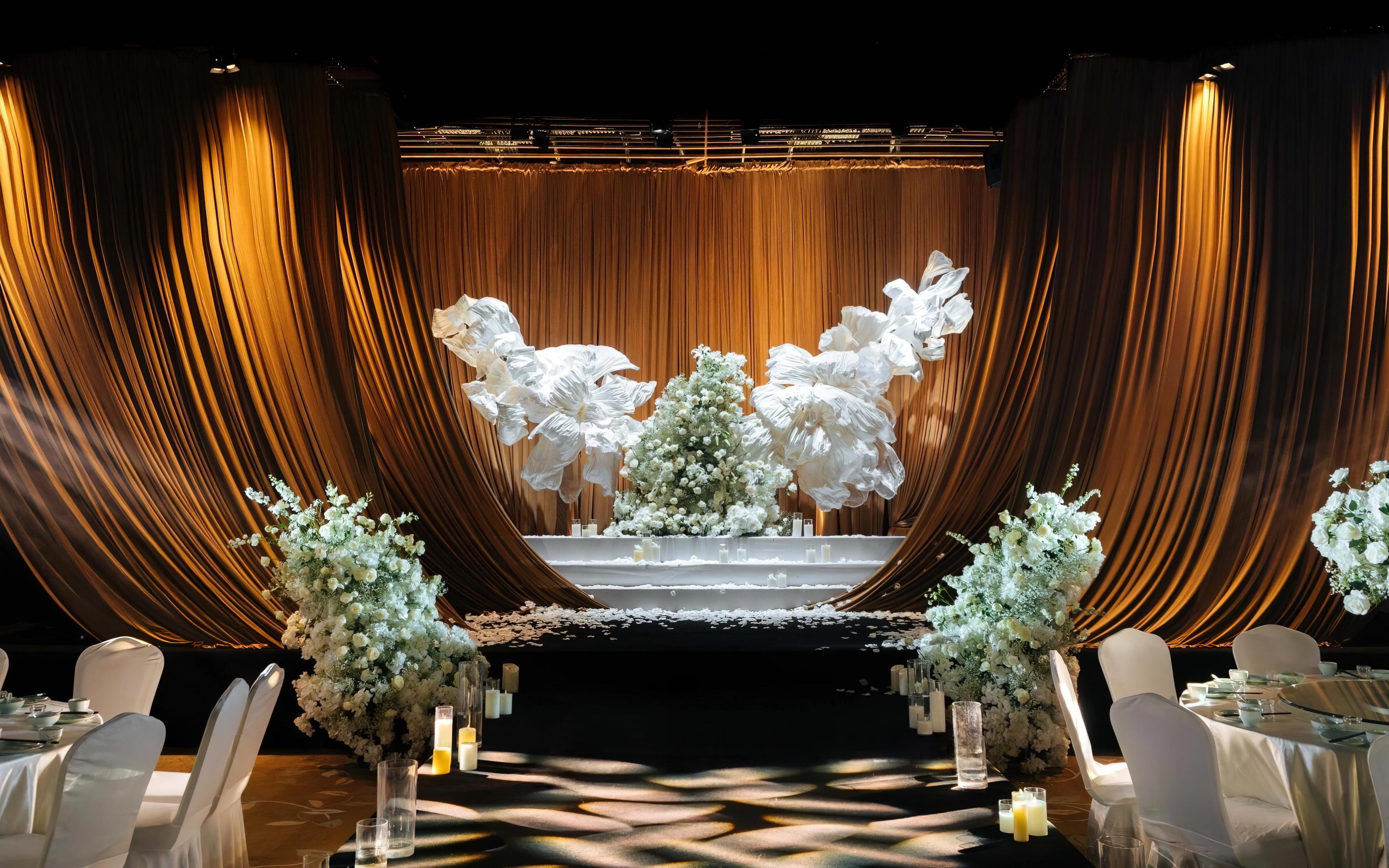 杏黄布幔装点的温馨婚礼