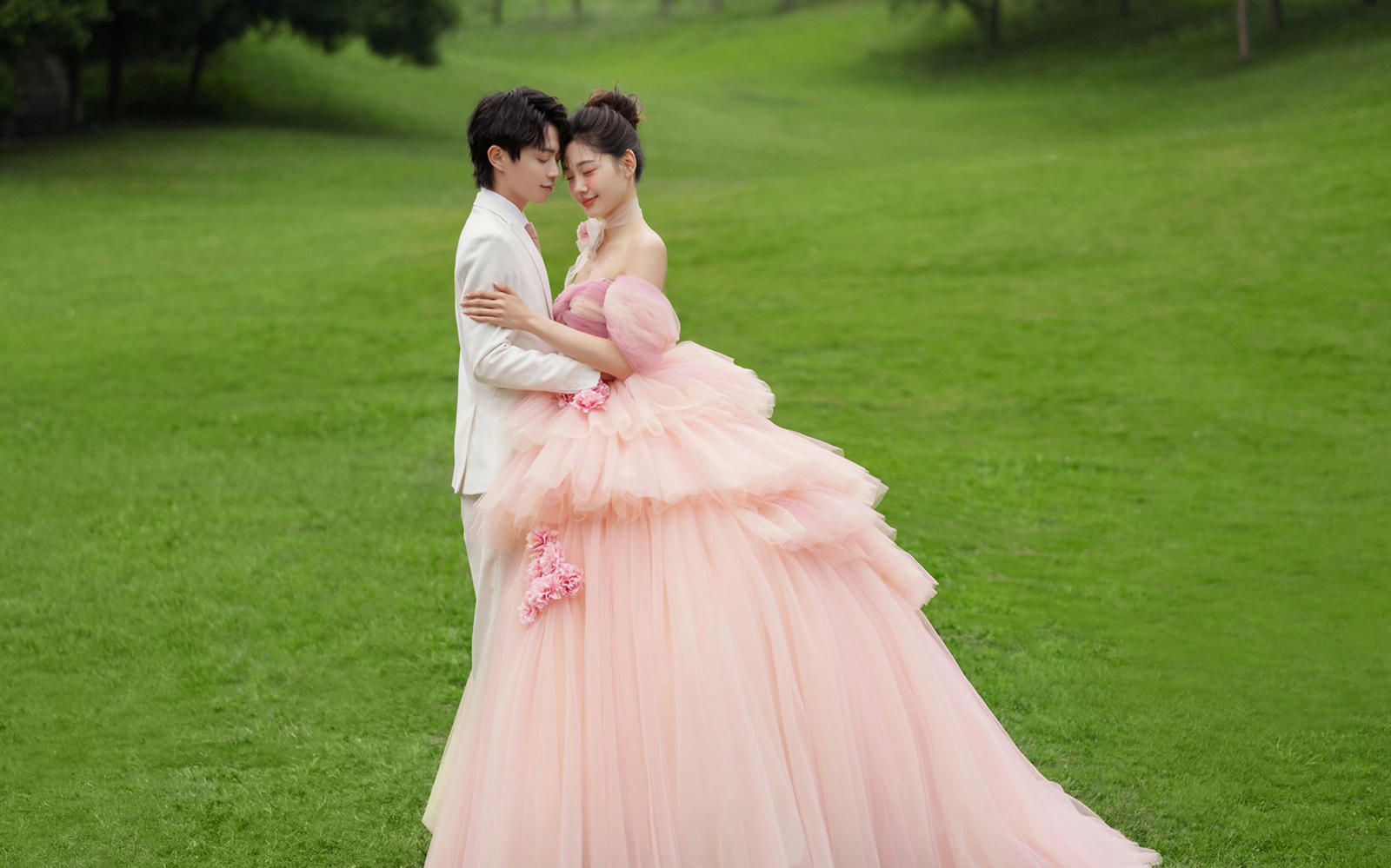 婚纱是时光的信封，里面装着我们的 “余生请多指教