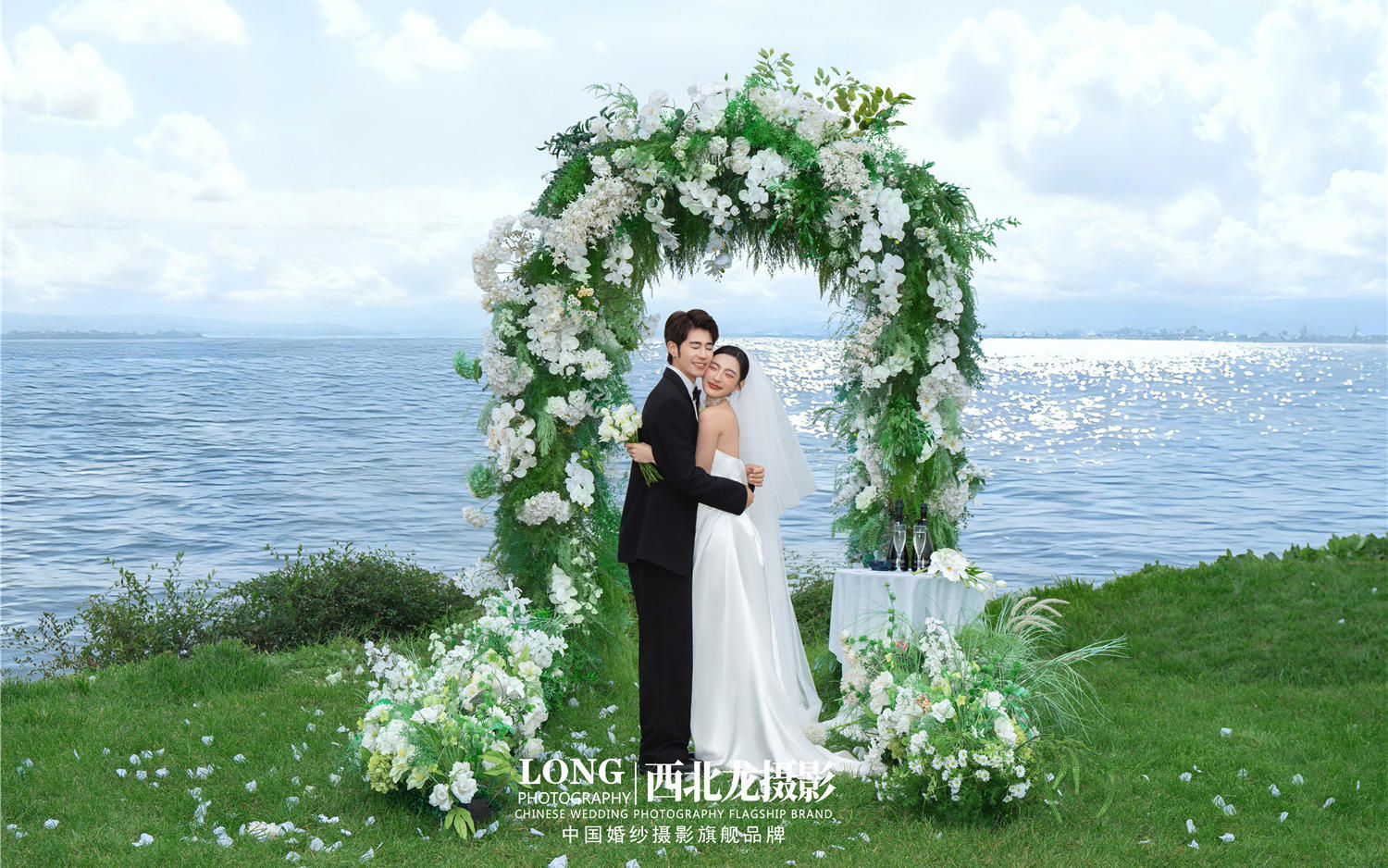 【西北龙摄影】湖边草坪目的地婚礼婚纱照