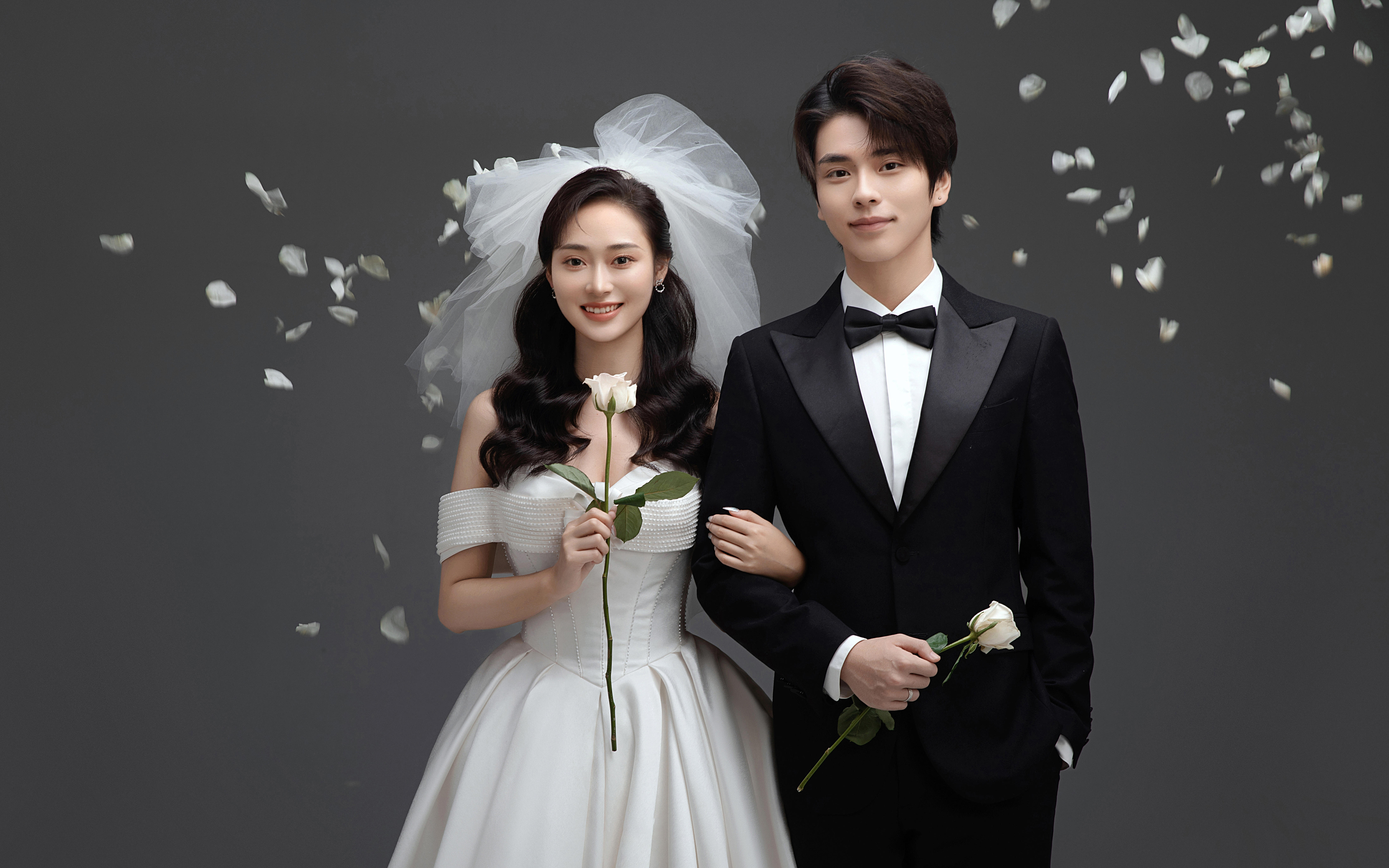 灰色简约室内婚纱照