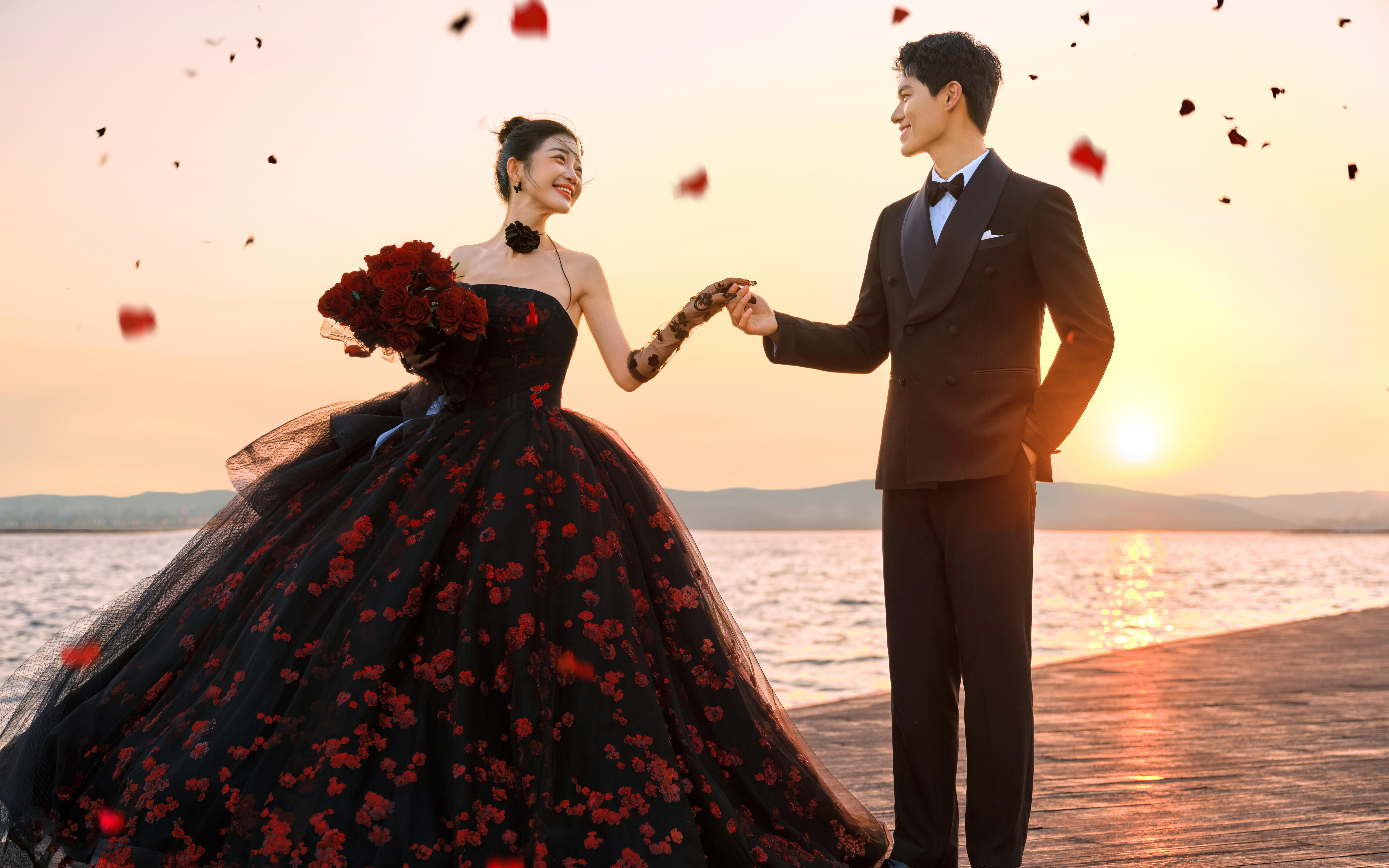【江邊婚紗照】江邊夕陽(yáng)下，黑紗與玫瑰都在說喜歡你