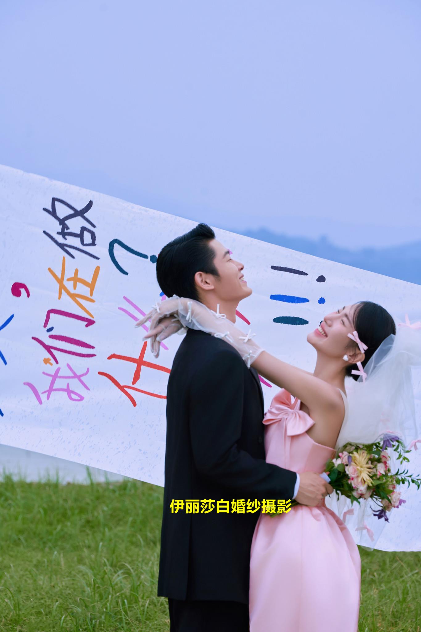 拍婚纱照3888套餐有跟妆+秀和+礼服 