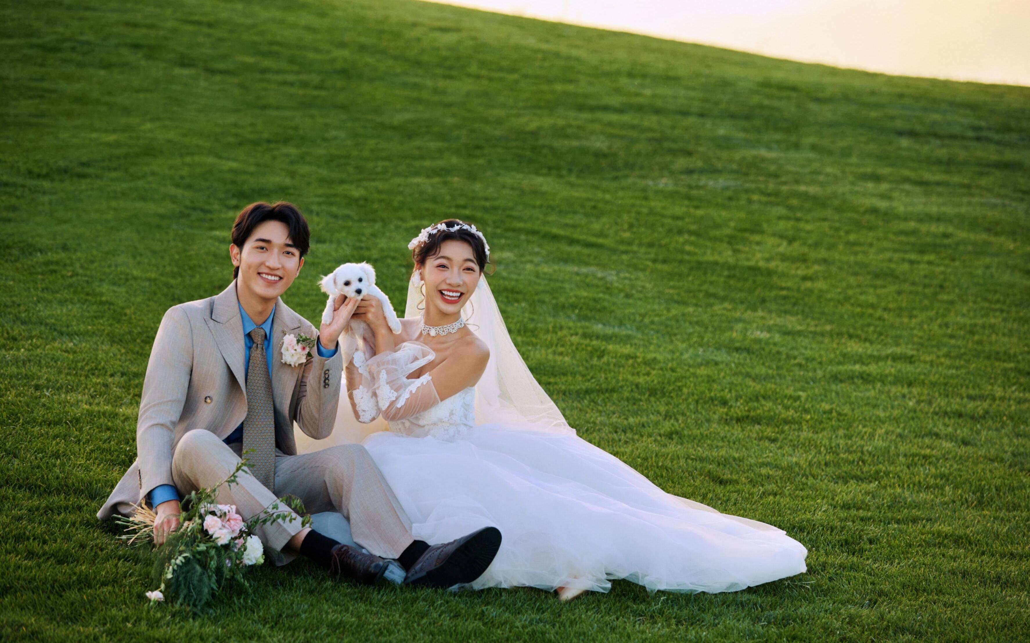 在落日余暉時拍到了超喜歡的草坪婚紗照