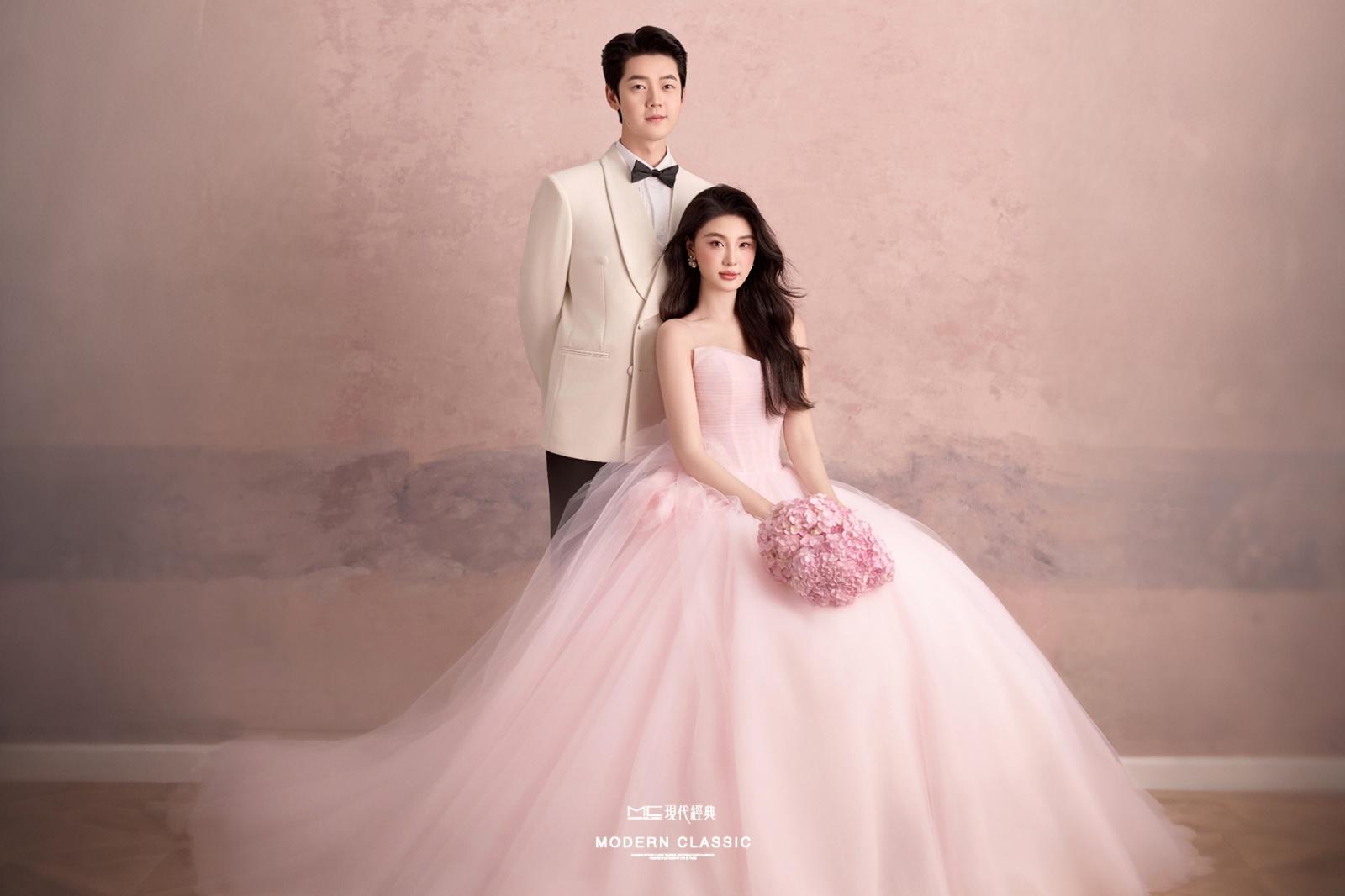 太钟意了！粉色油画婚纱照太温柔了