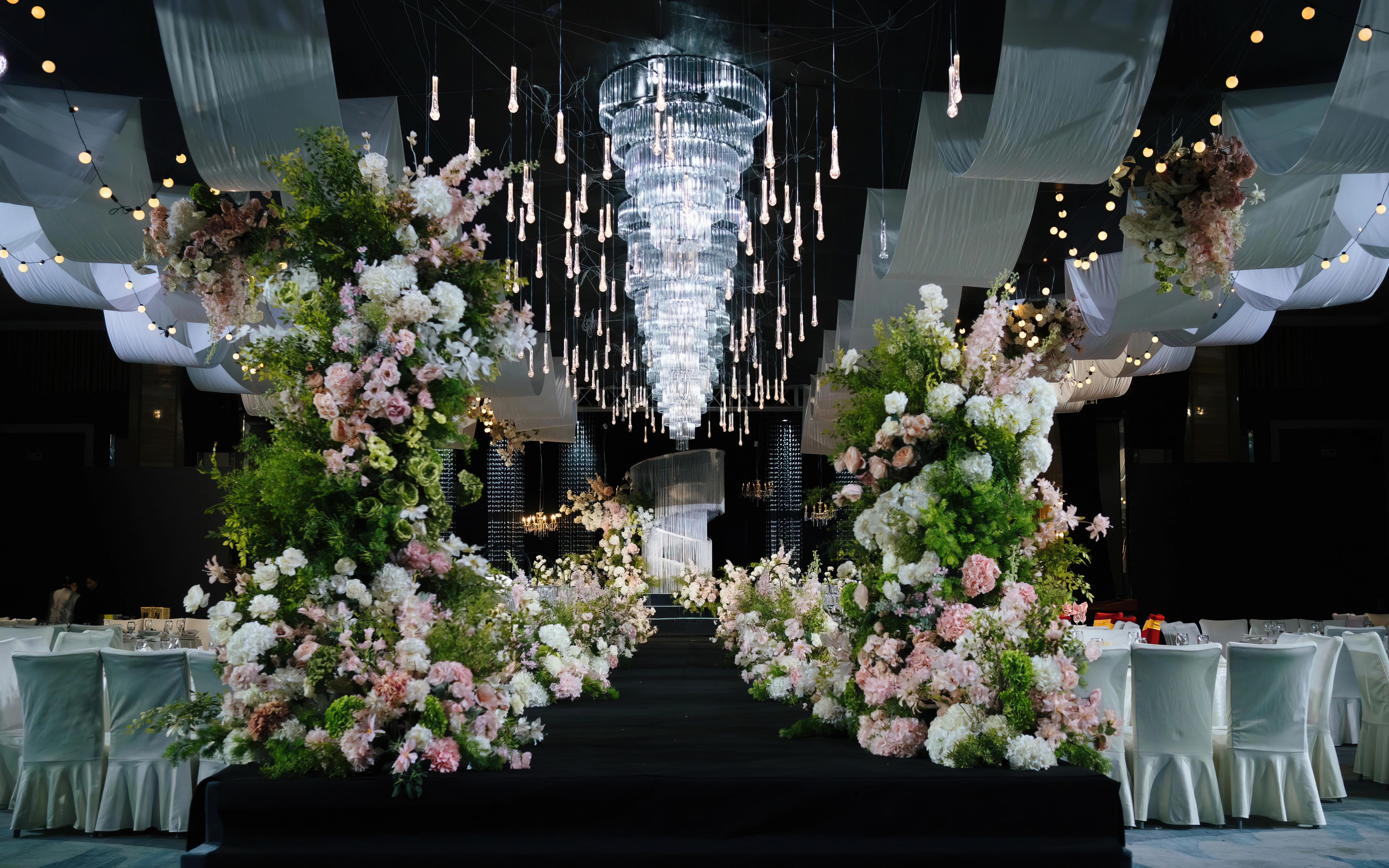 一眼沦陷的水晶婚礼，极简纯净之美