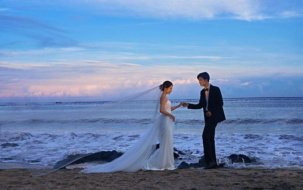 【海景礁石婚纱照 夜幕降临前的蓝调时刻 】