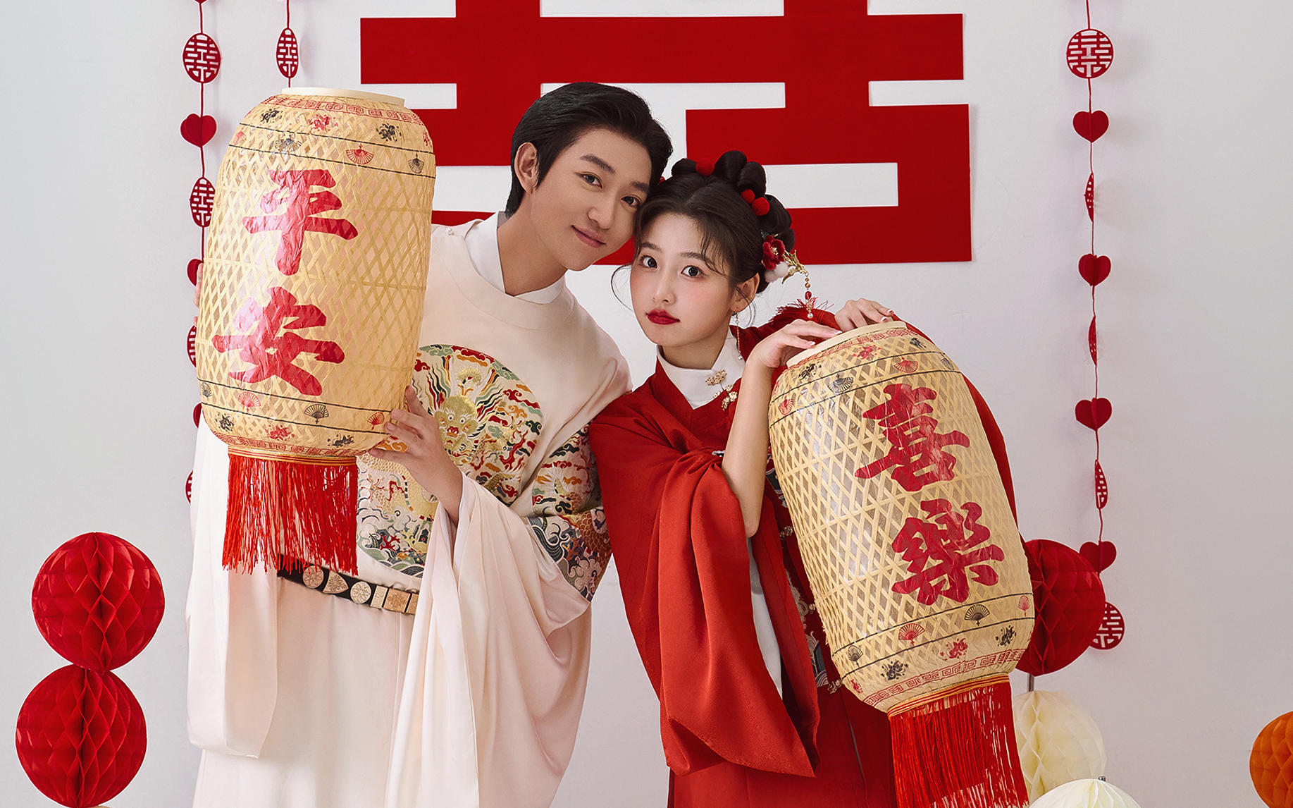 可愛俏皮的馬面裙?jié)h服婚紗照?簡直甜掉牙啦
