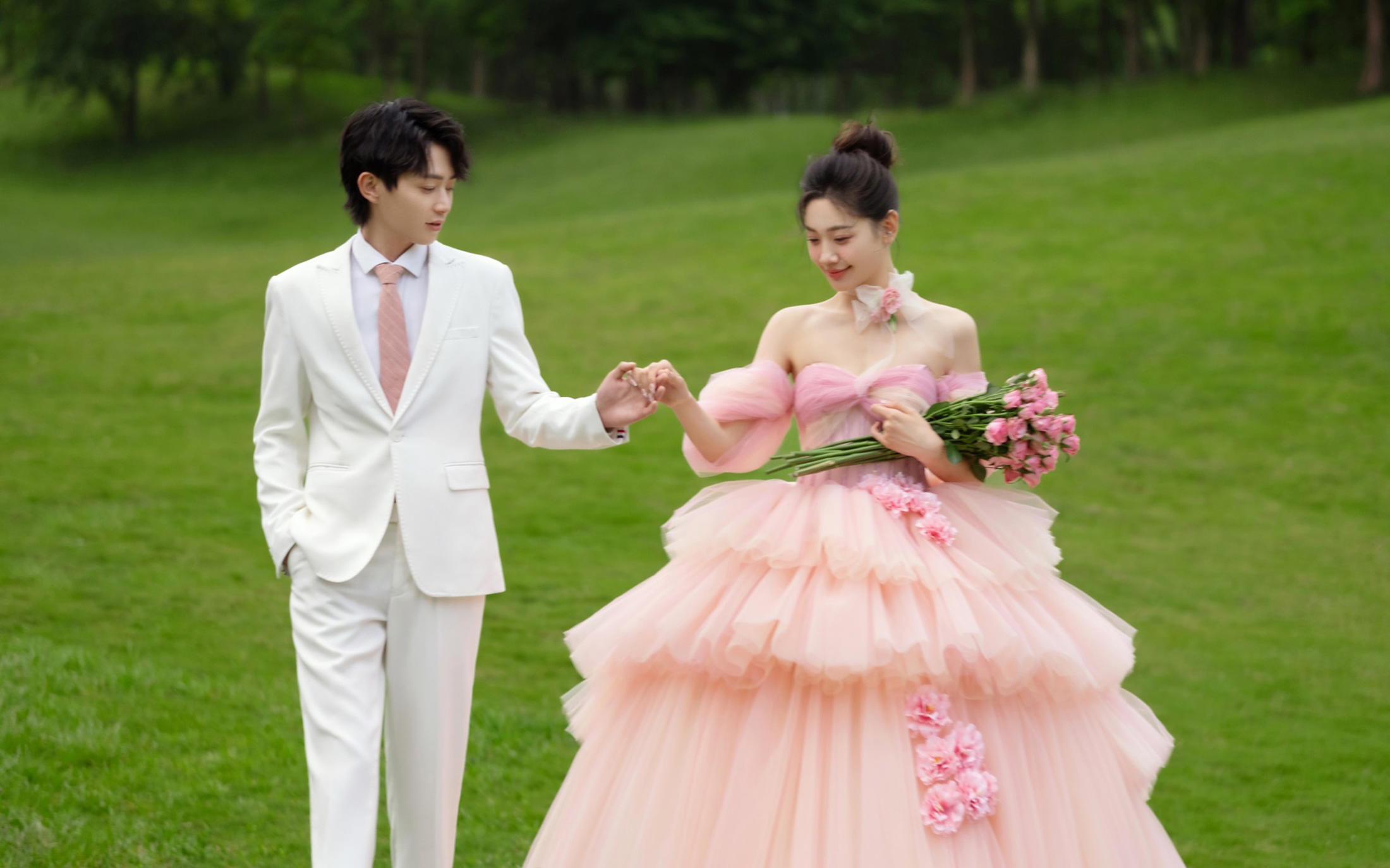 【施华洛摄影】清新草坪粉色婚纱照