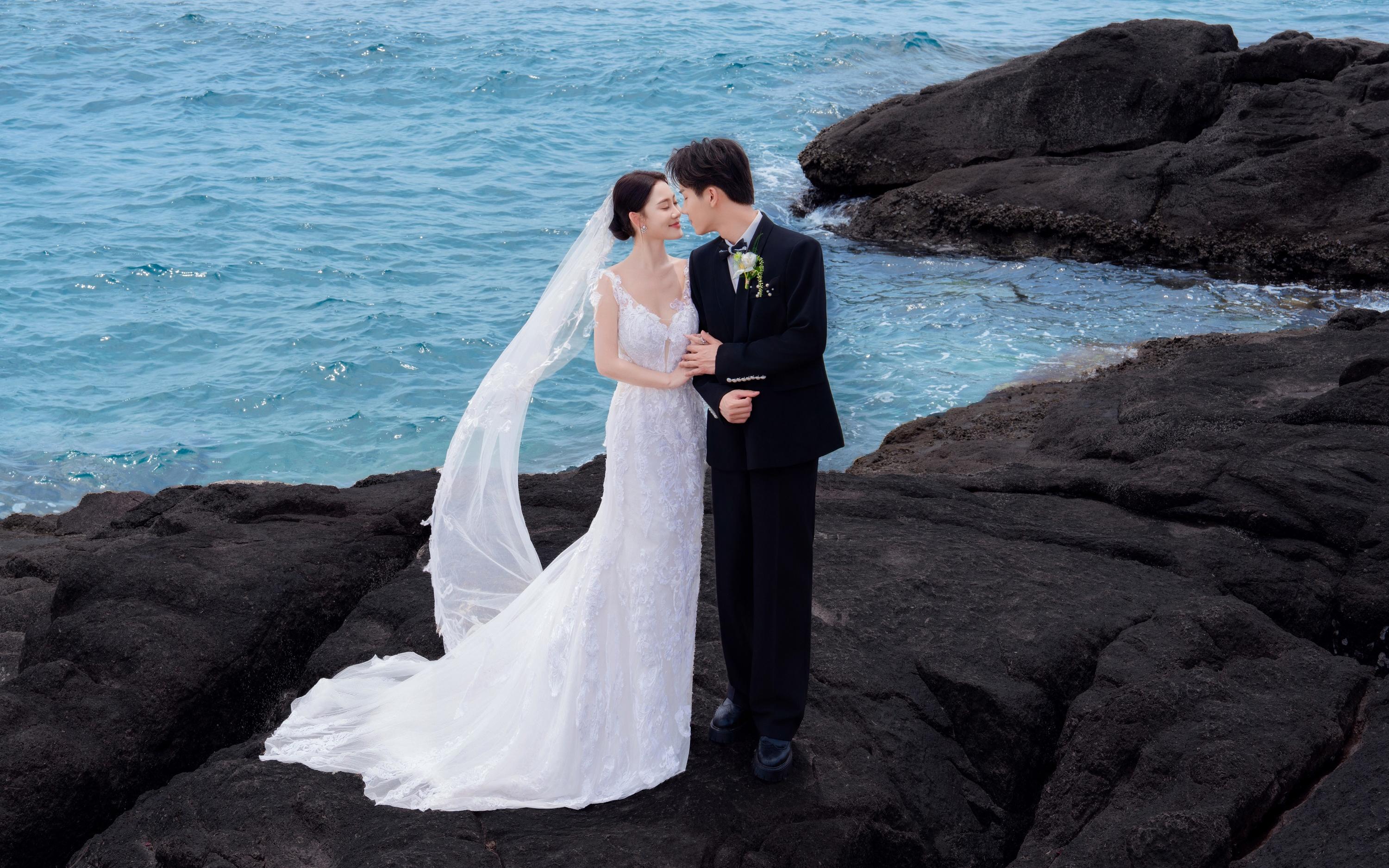 環(huán)海礁石婚紗照以浪漫氛圍
