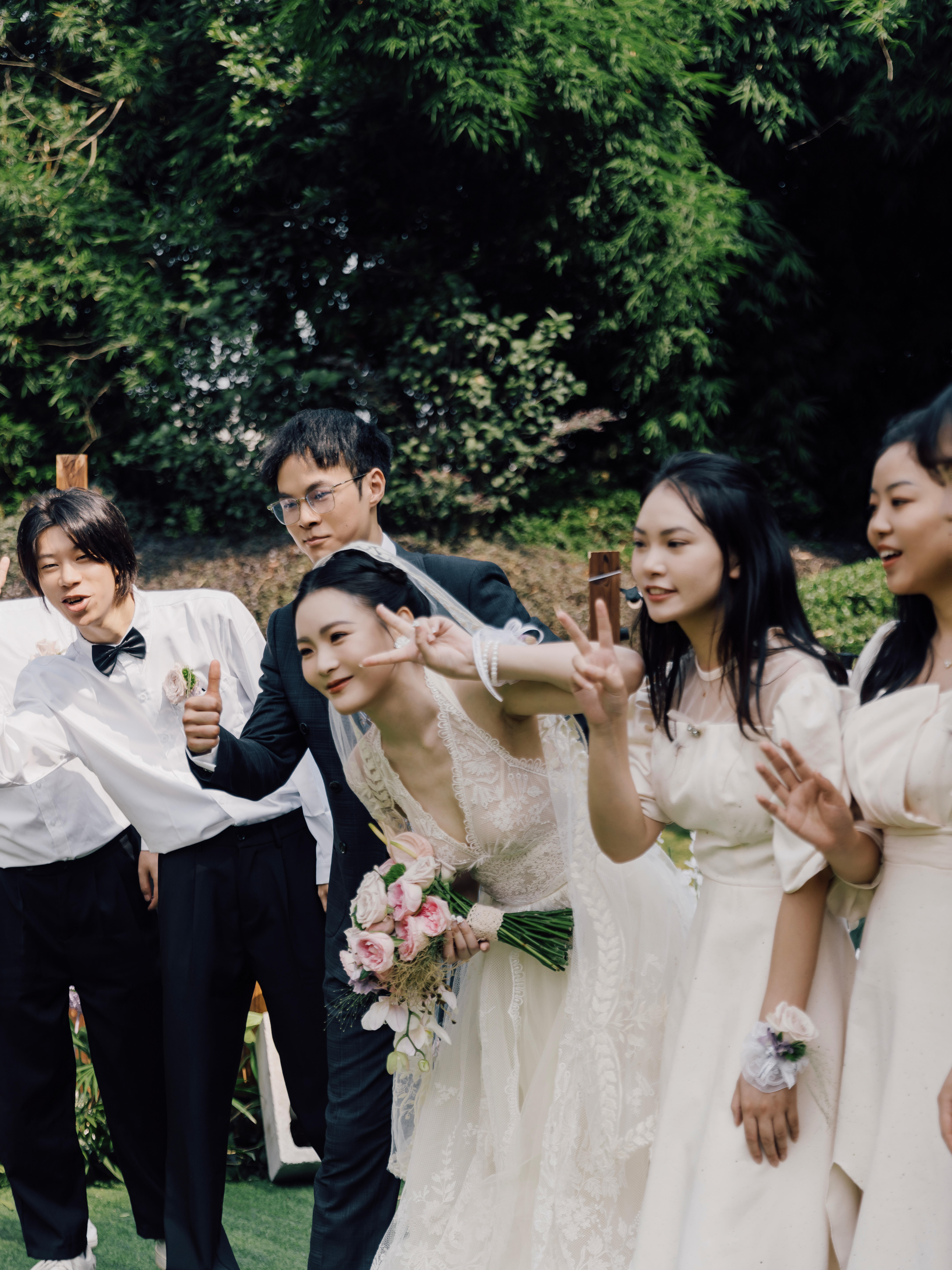 成都户外草坪婚礼 纪实电影感