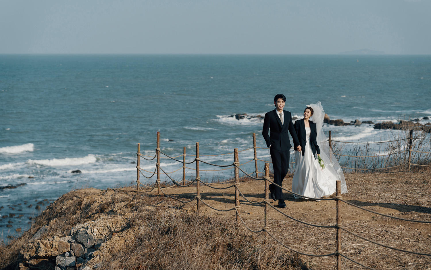 威?；榧喺?<孤獨(dú)公約>小眾海景婚紗照