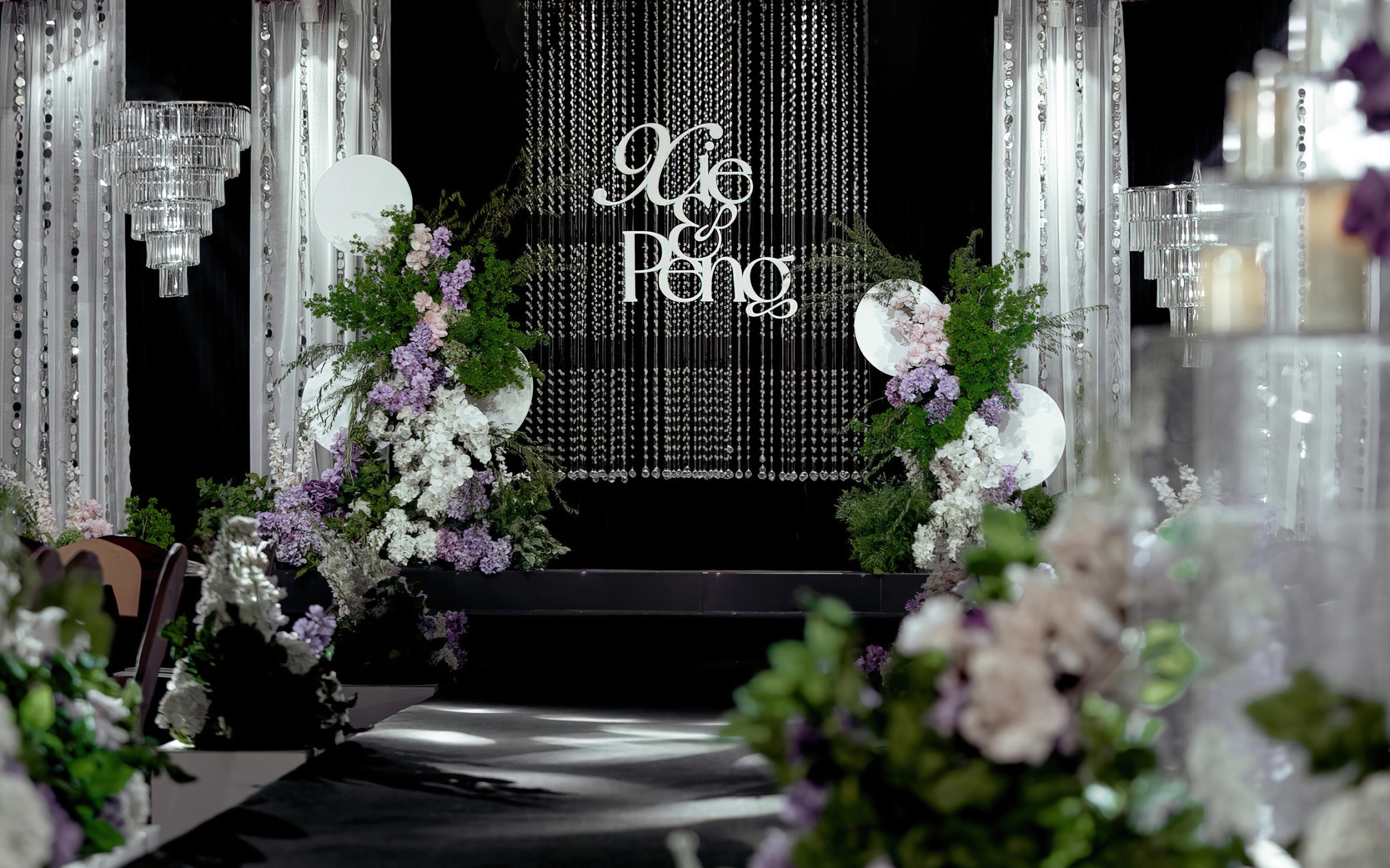 細(xì)膩銀色流蘇，勾勒精致視覺(jué)氛圍