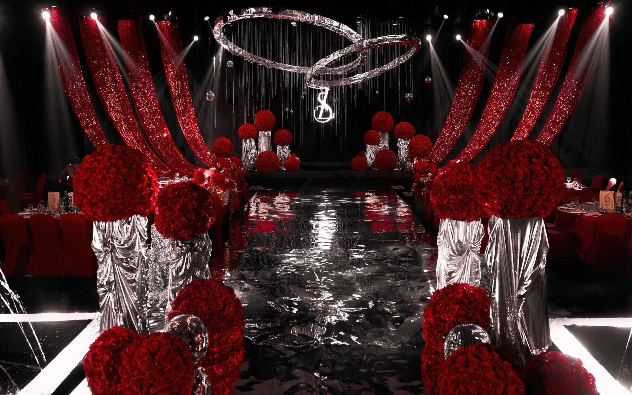 小眾婚禮|鎏銀赤紅復(fù)古秀場(chǎng)風(fēng)婚禮