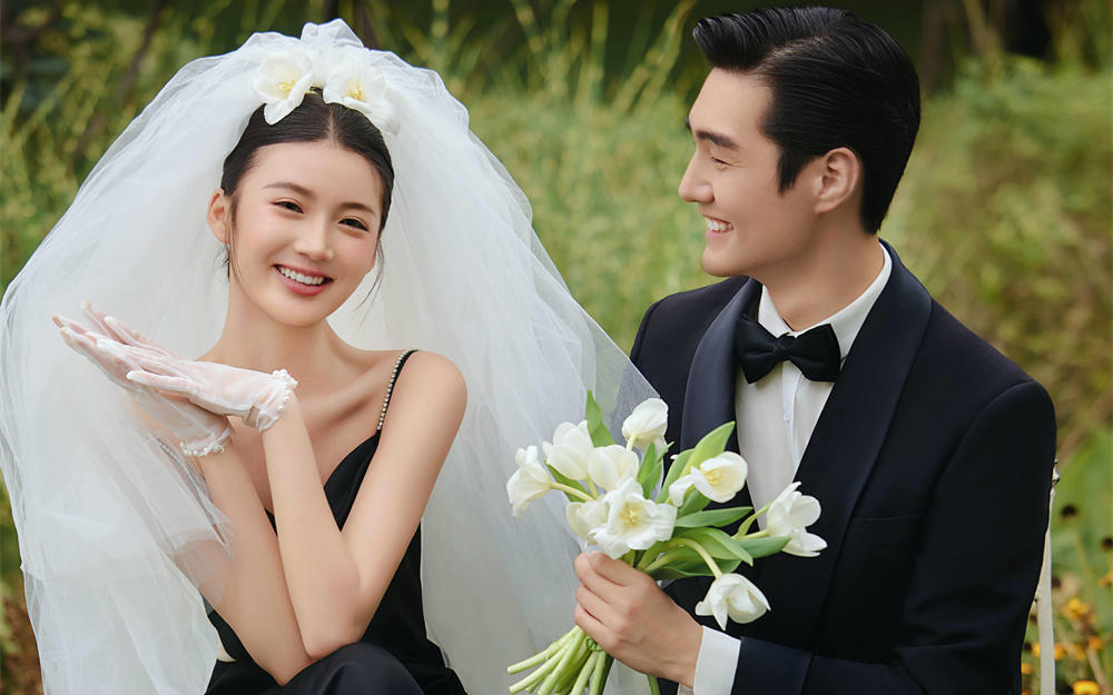 太好看啦！黑色禮服電影感草坪婚紗照~