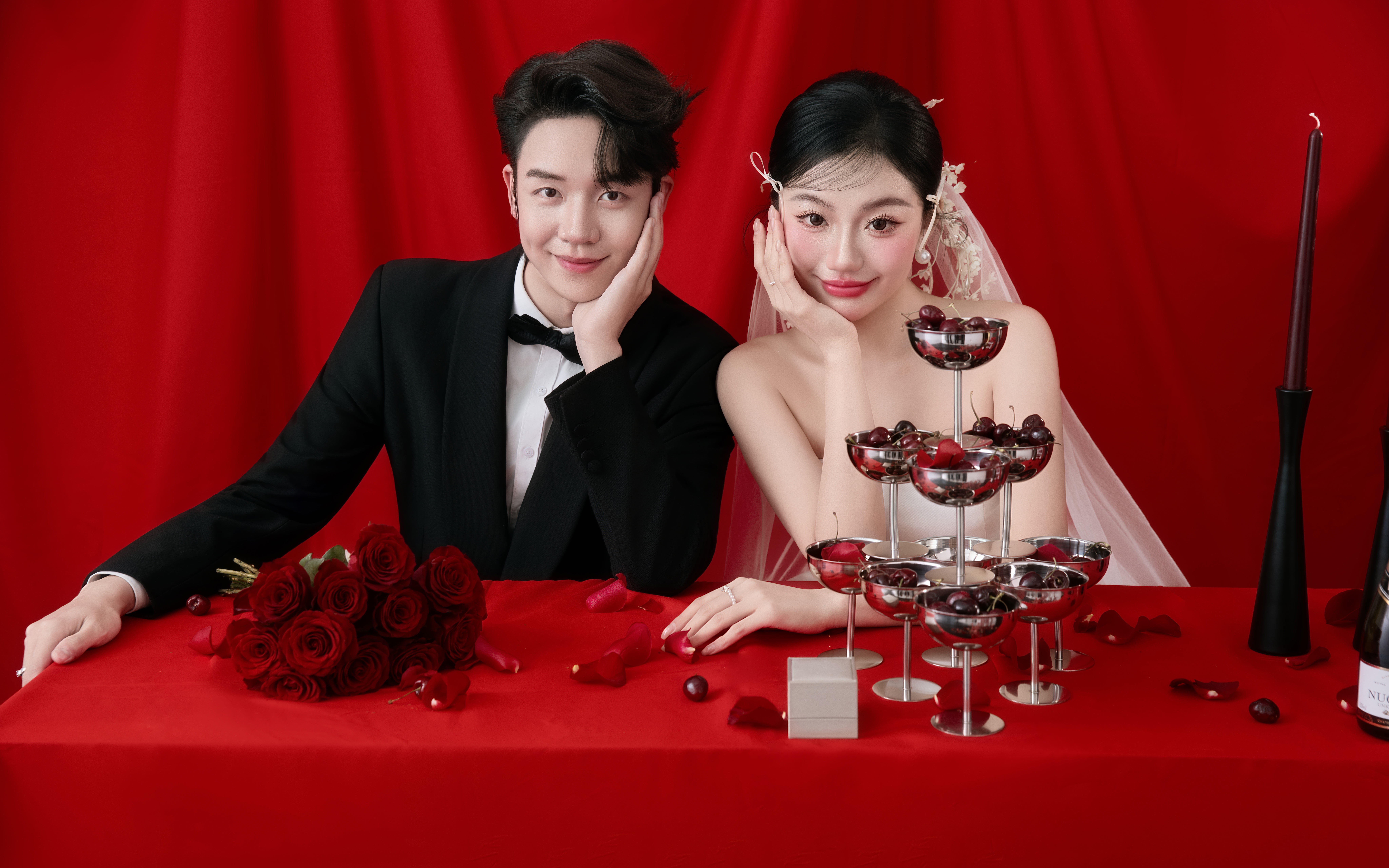 紅絲絨背景+香檳塔，這組喜宴風(fēng)婚紗照太出片了！