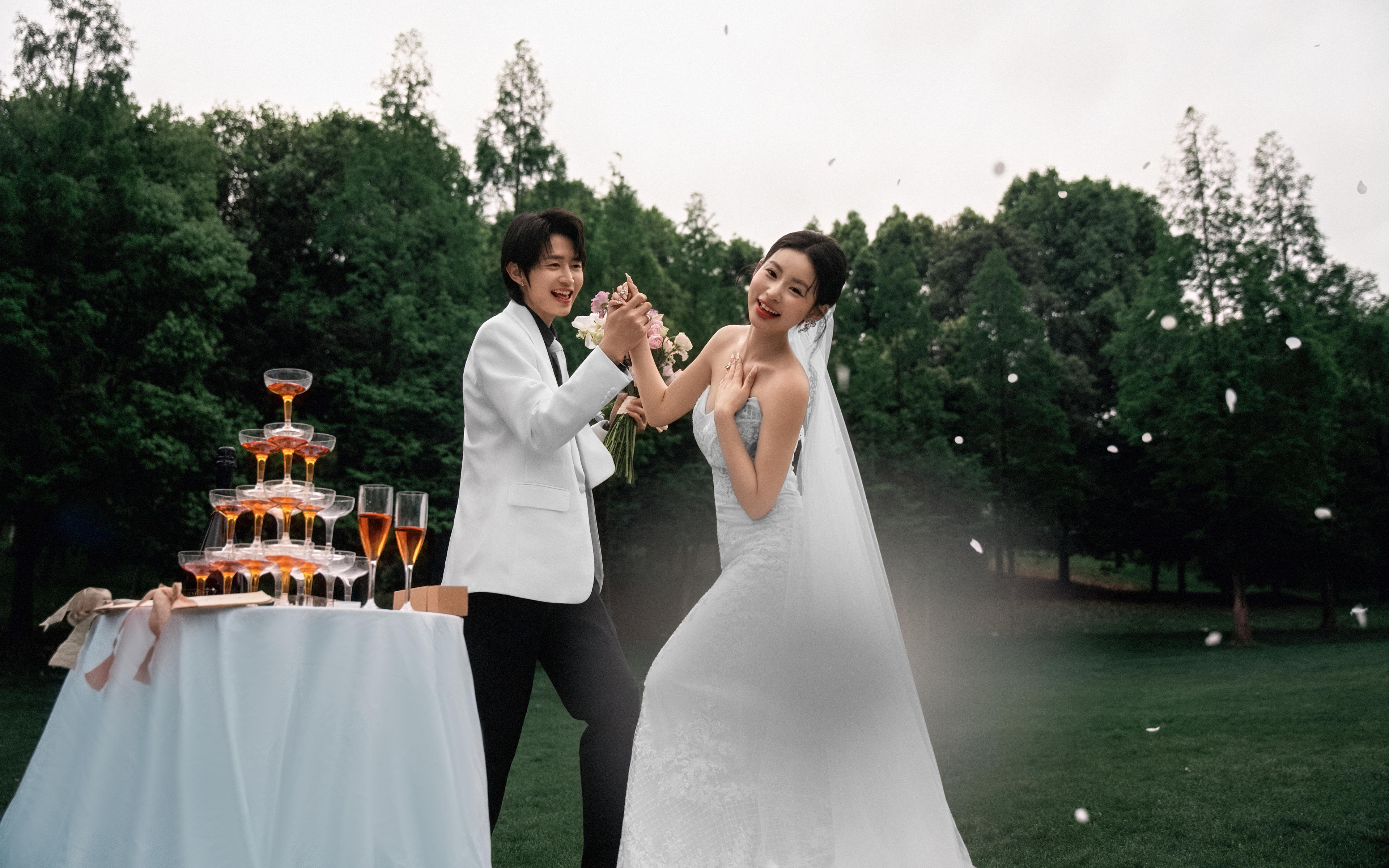 【梵希视觉】月松弛越好看的草坪婚纱照灵动又高级