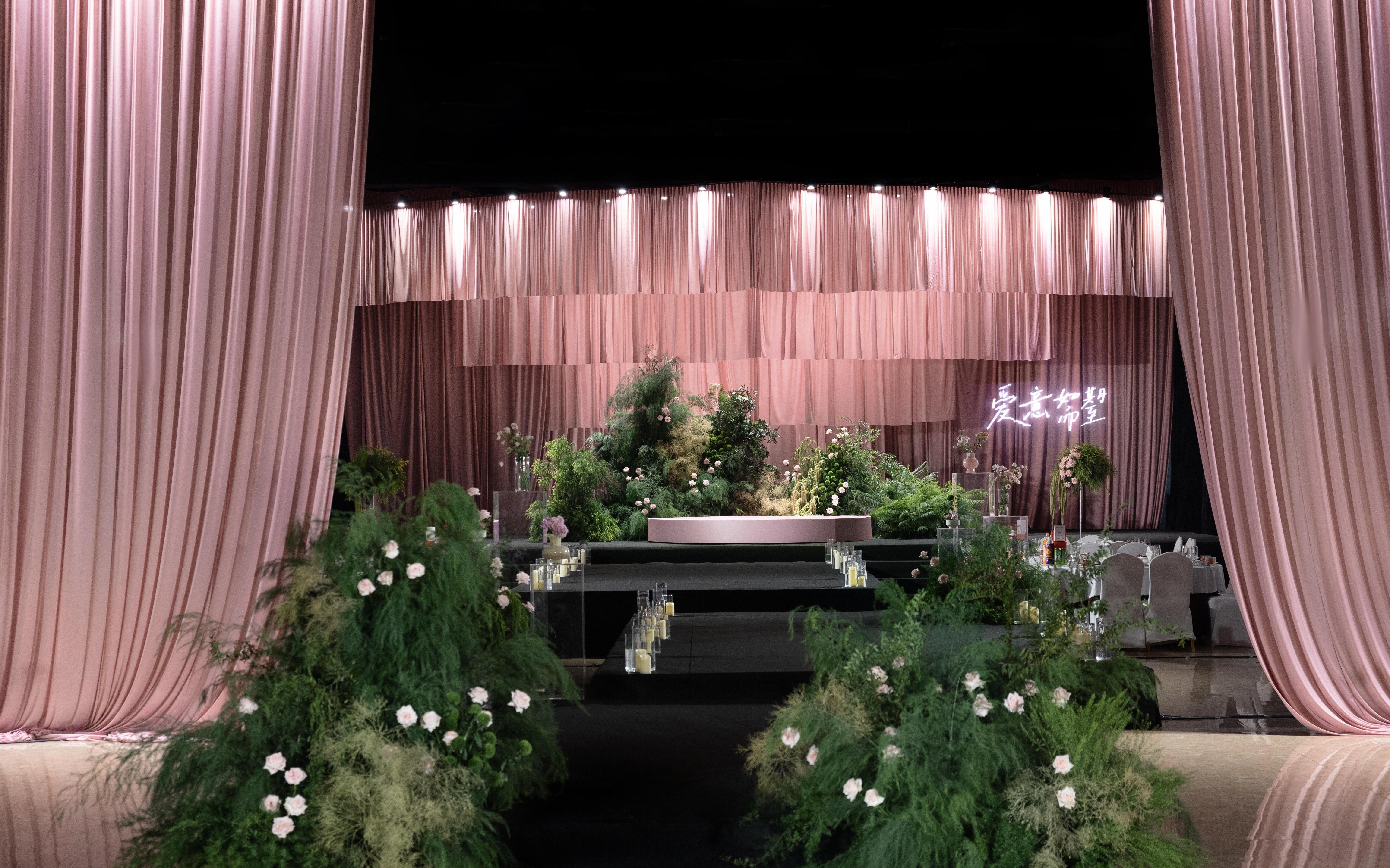 緋色野趣，幔落生花