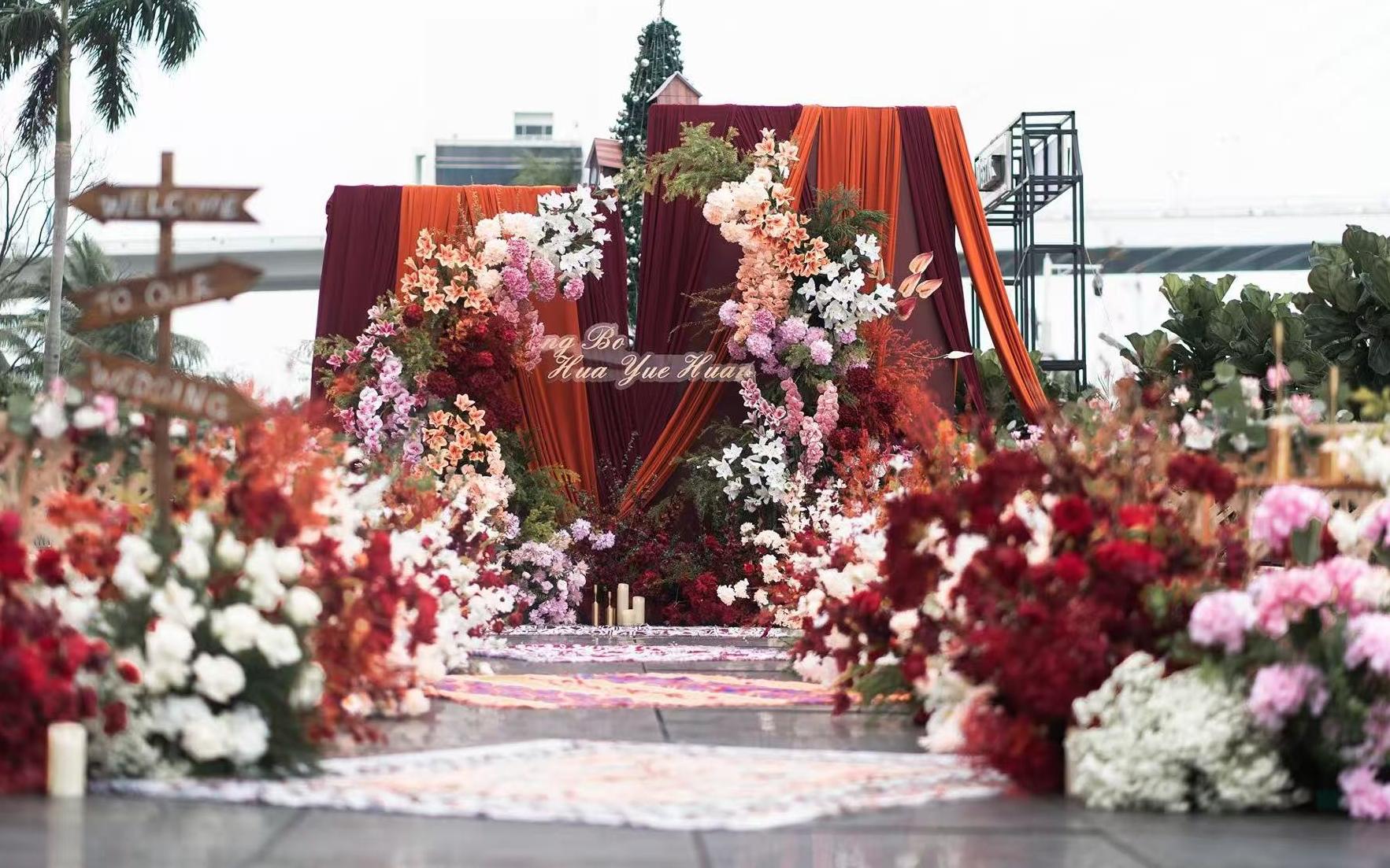 橙红撞色花艺户外落日婚礼布置