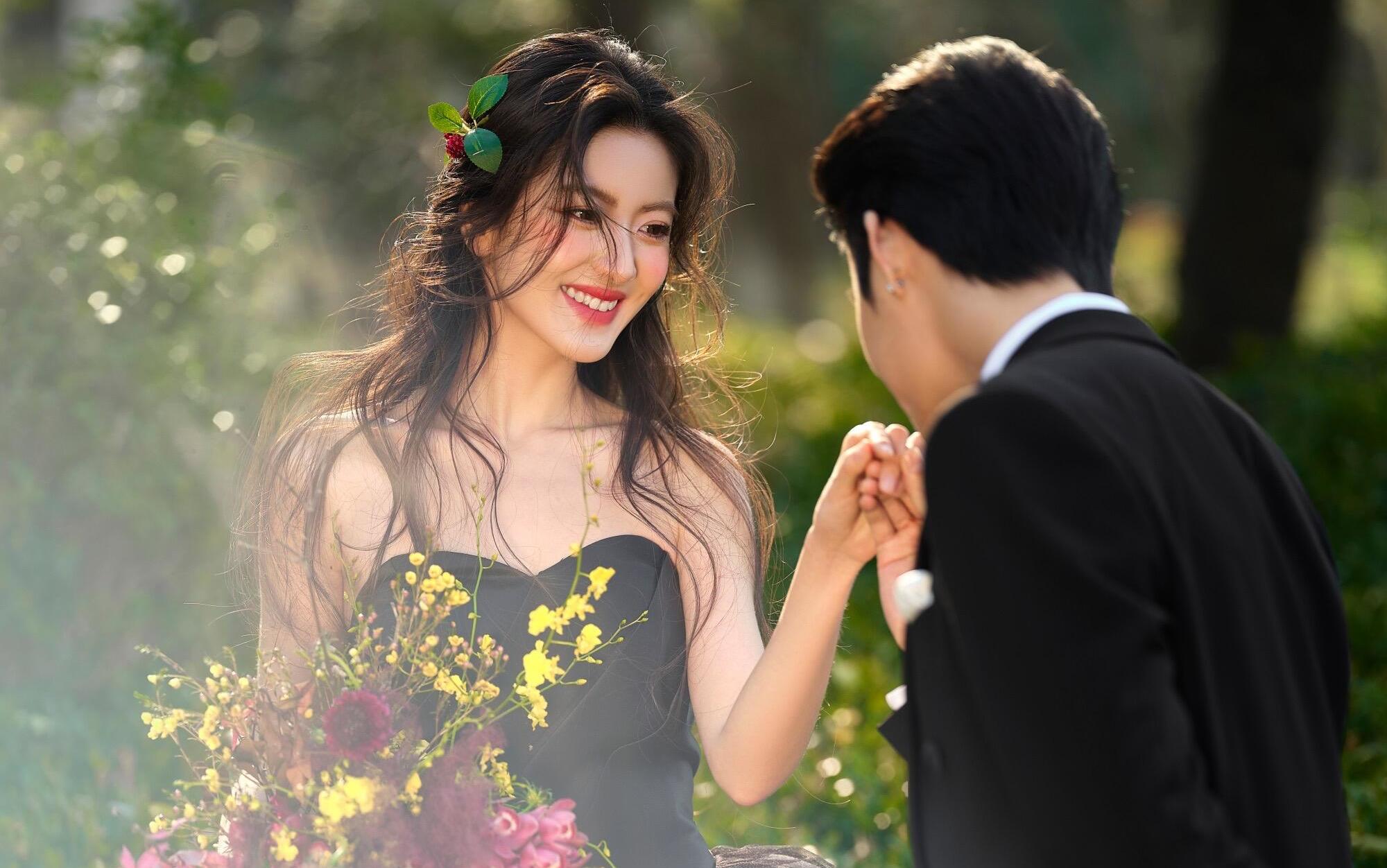 当黑纱遇上森系婚纱照🖤高级氛围感爆棚了！