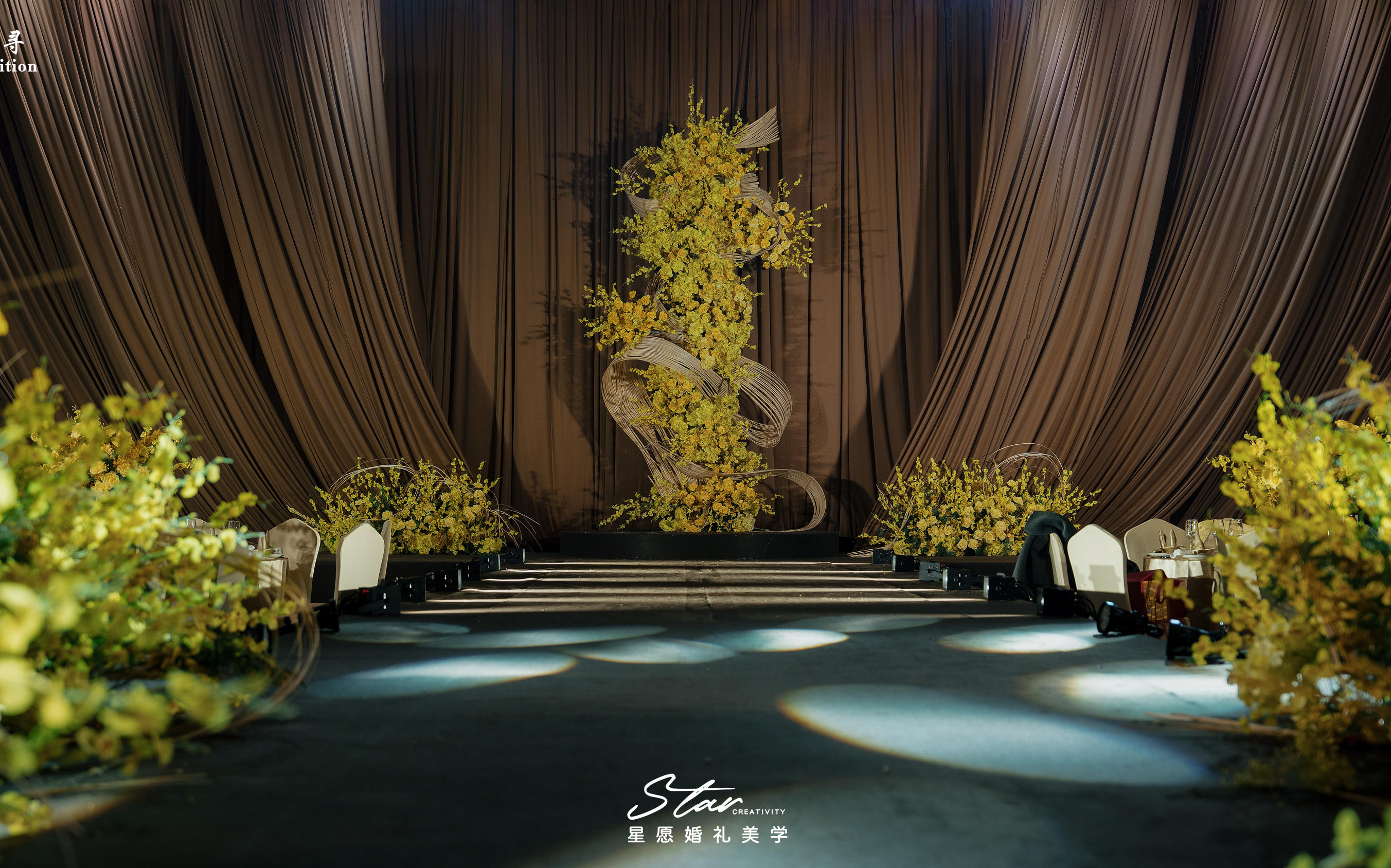 暖黄漫野，是藏不住的浪漫