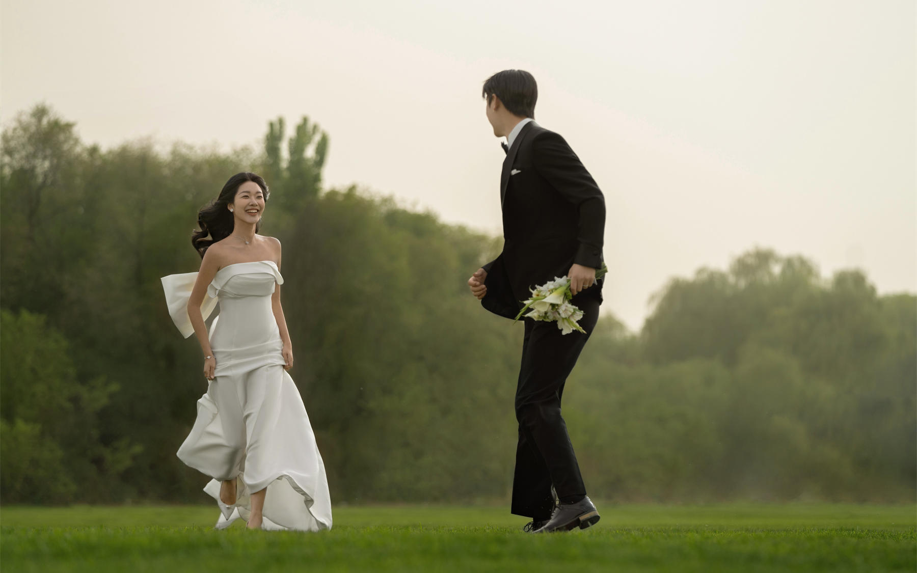 輕氧感草坪婚紗照