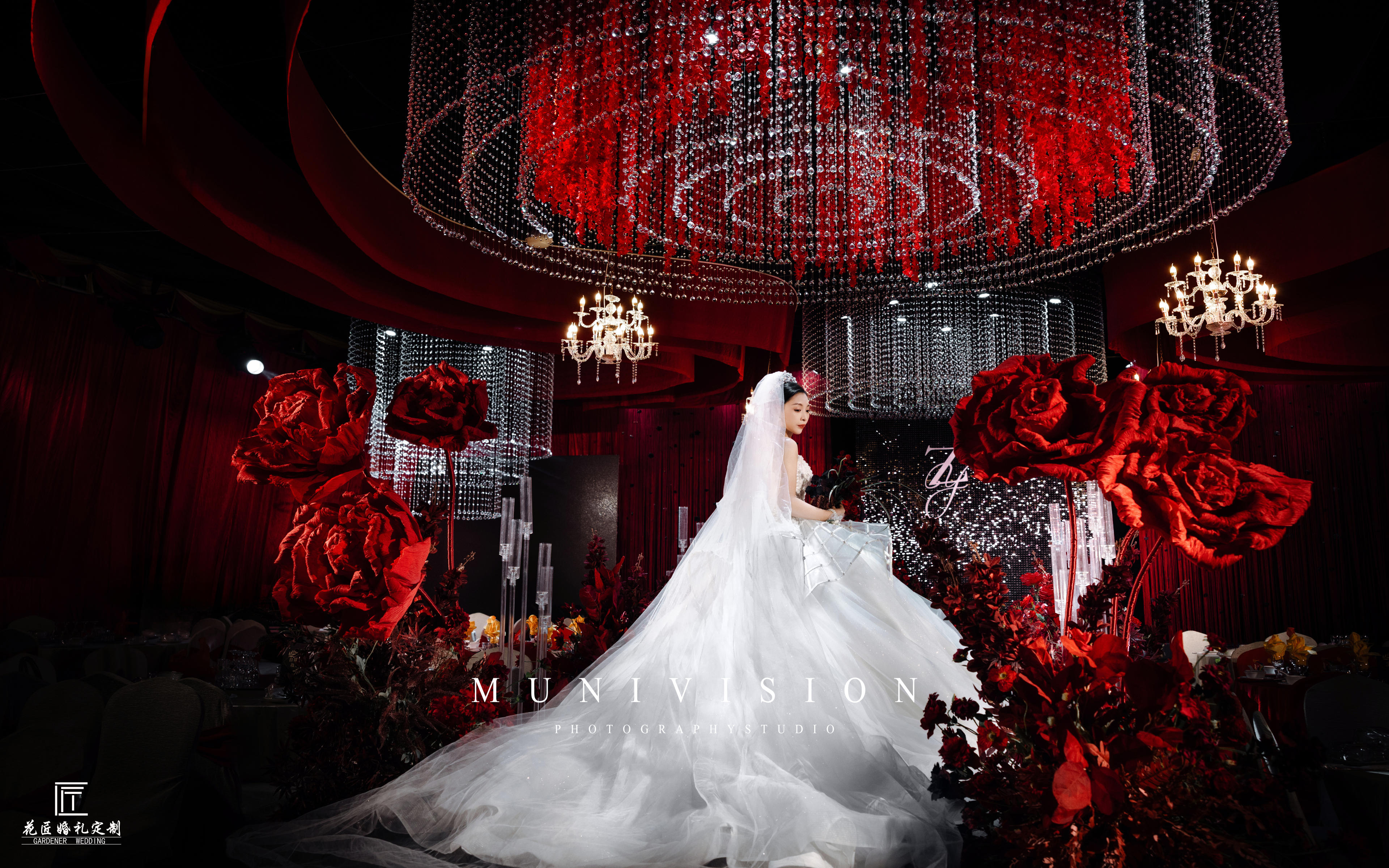 红黑主题婚礼搭棚设计，展现沉稳而热烈的仪式感