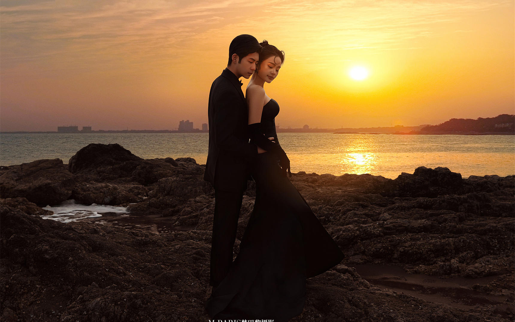海景夕陽礁石黑紗婚紗照
