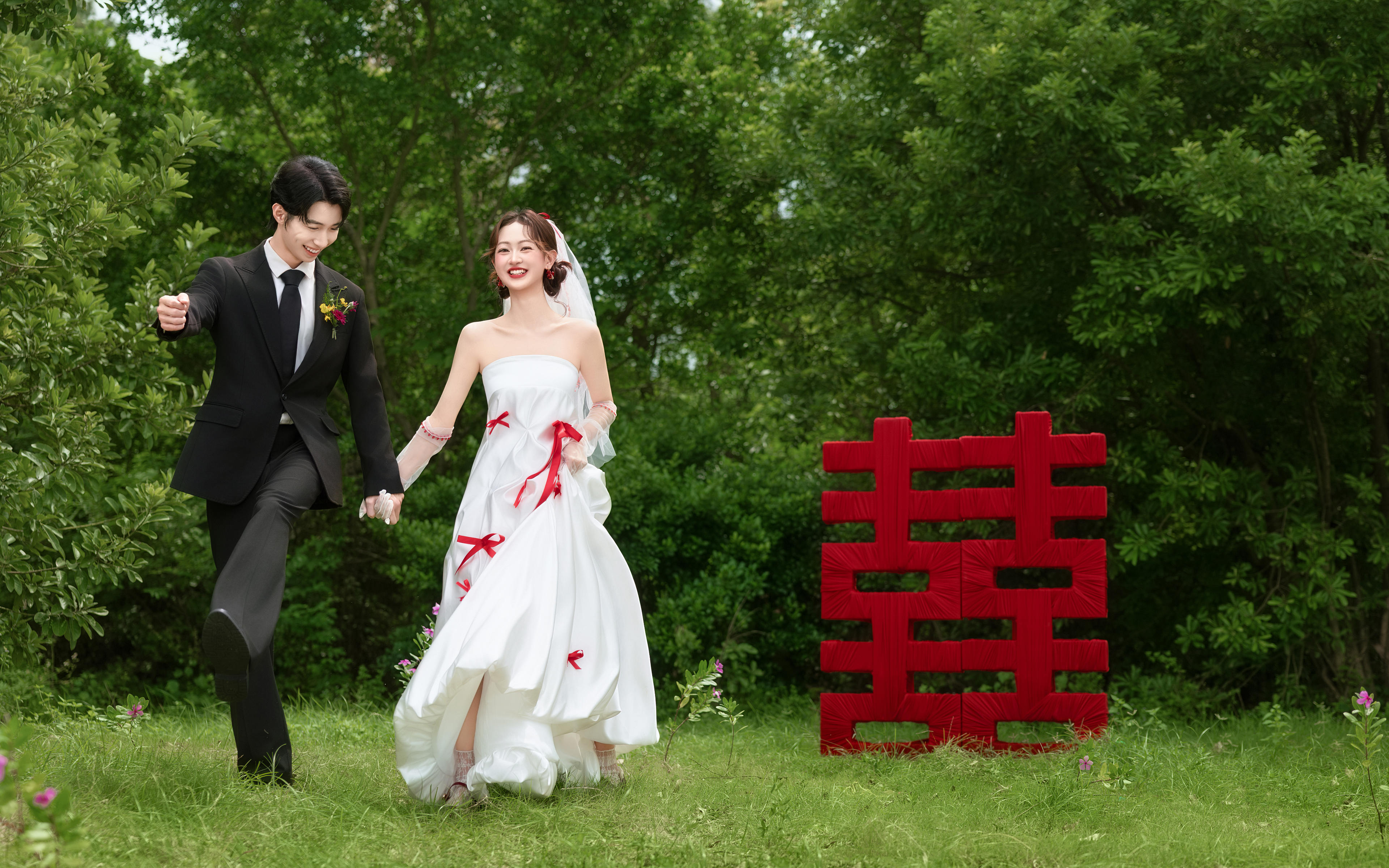 【草坪喜嫁风婚纱照】让风见证我们炽热的爱意