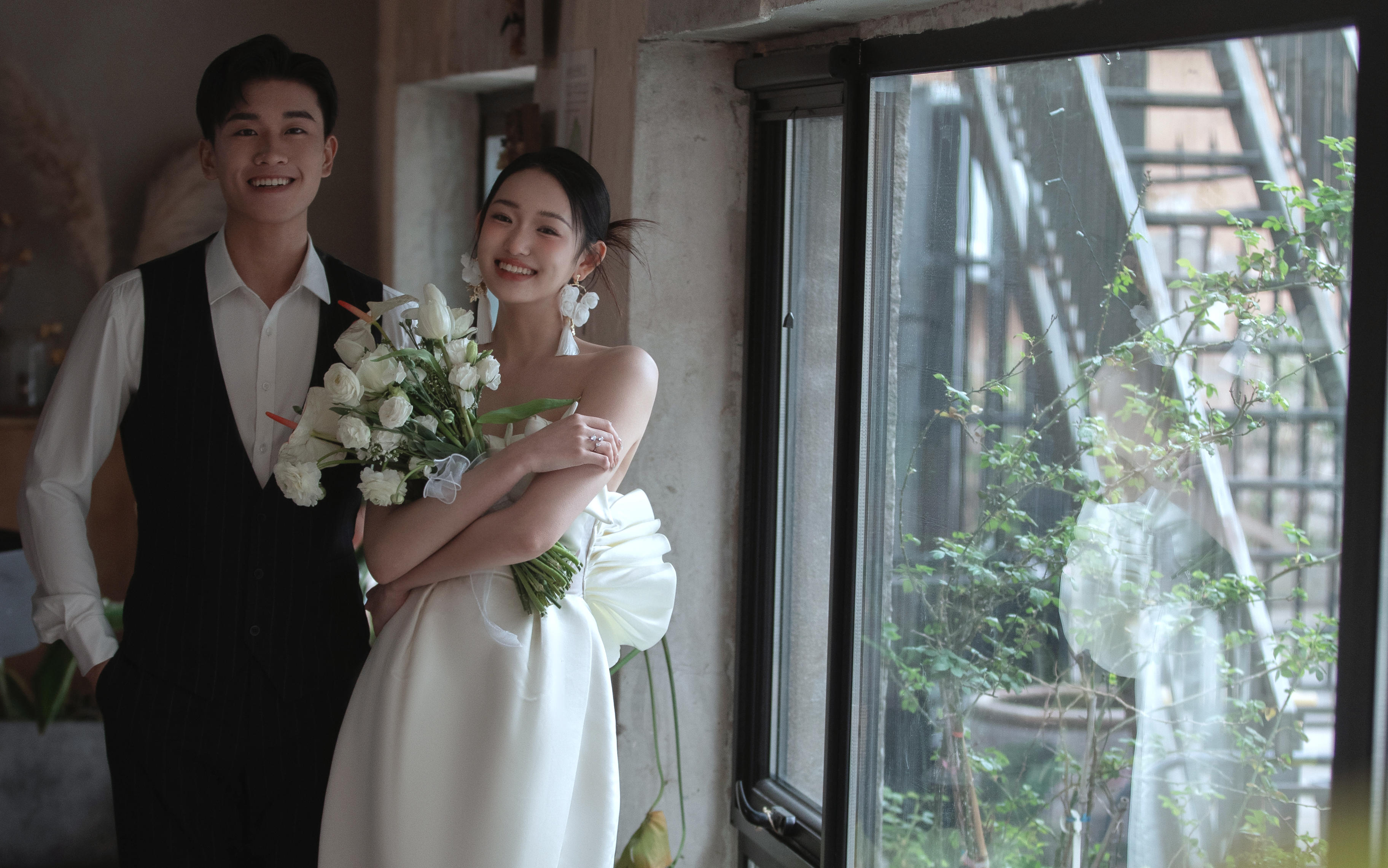 純自然光下的灰調(diào)婚紗照｜氛圍感拉滿