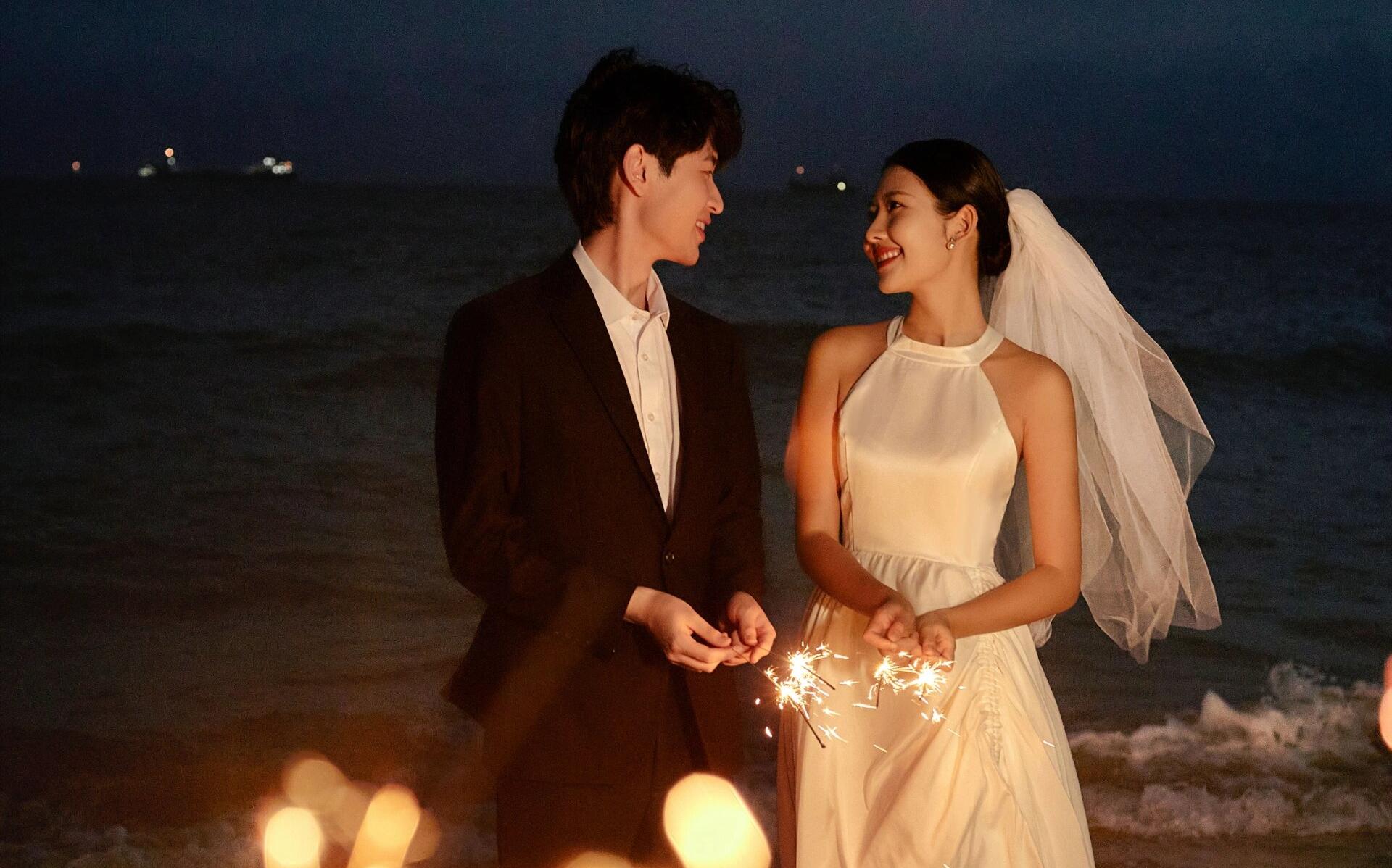 电影感氛围拉满 海边夜景婚纱照的打开方式