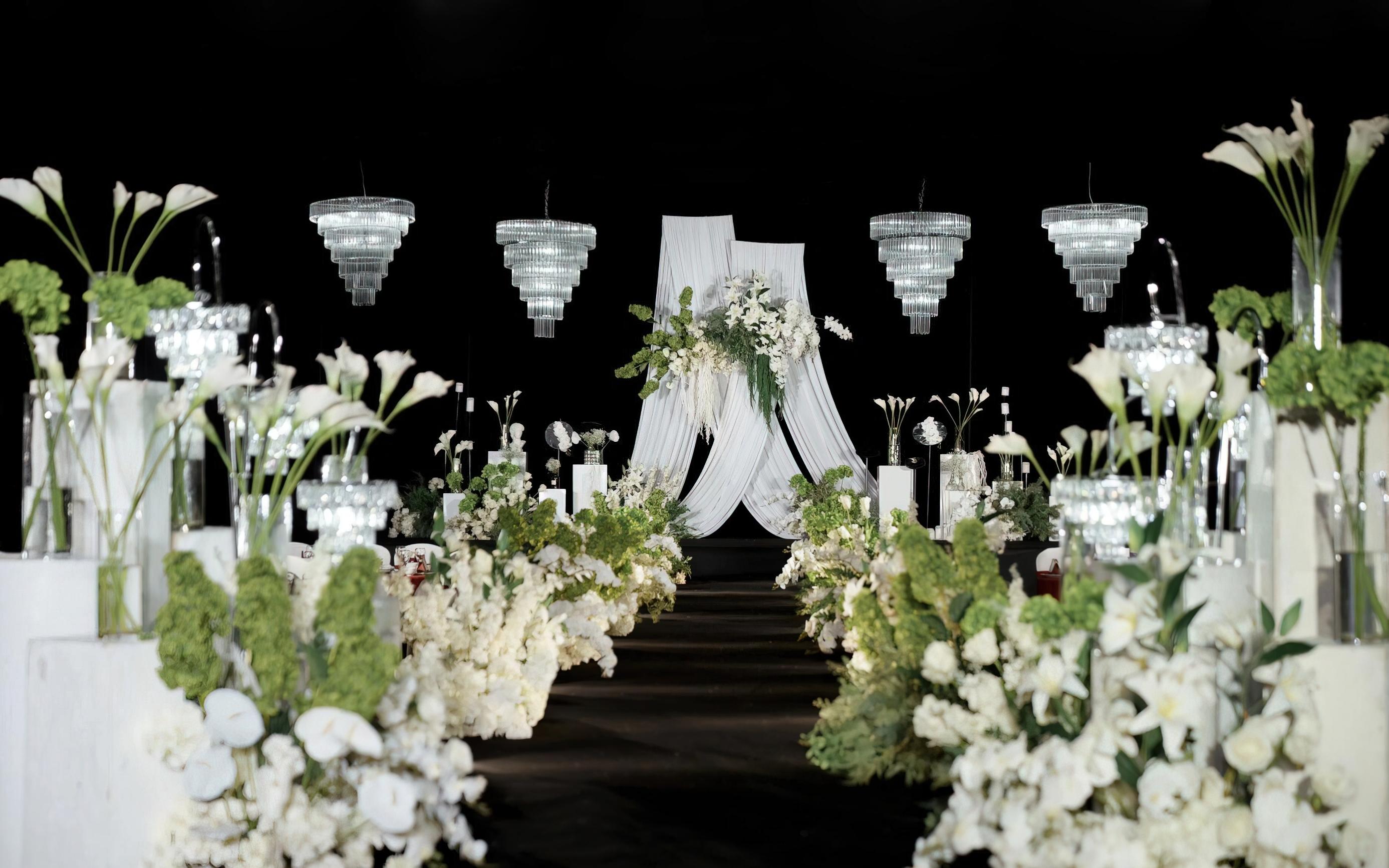 酒店婚礼以白绿布幔营造清雅氛围