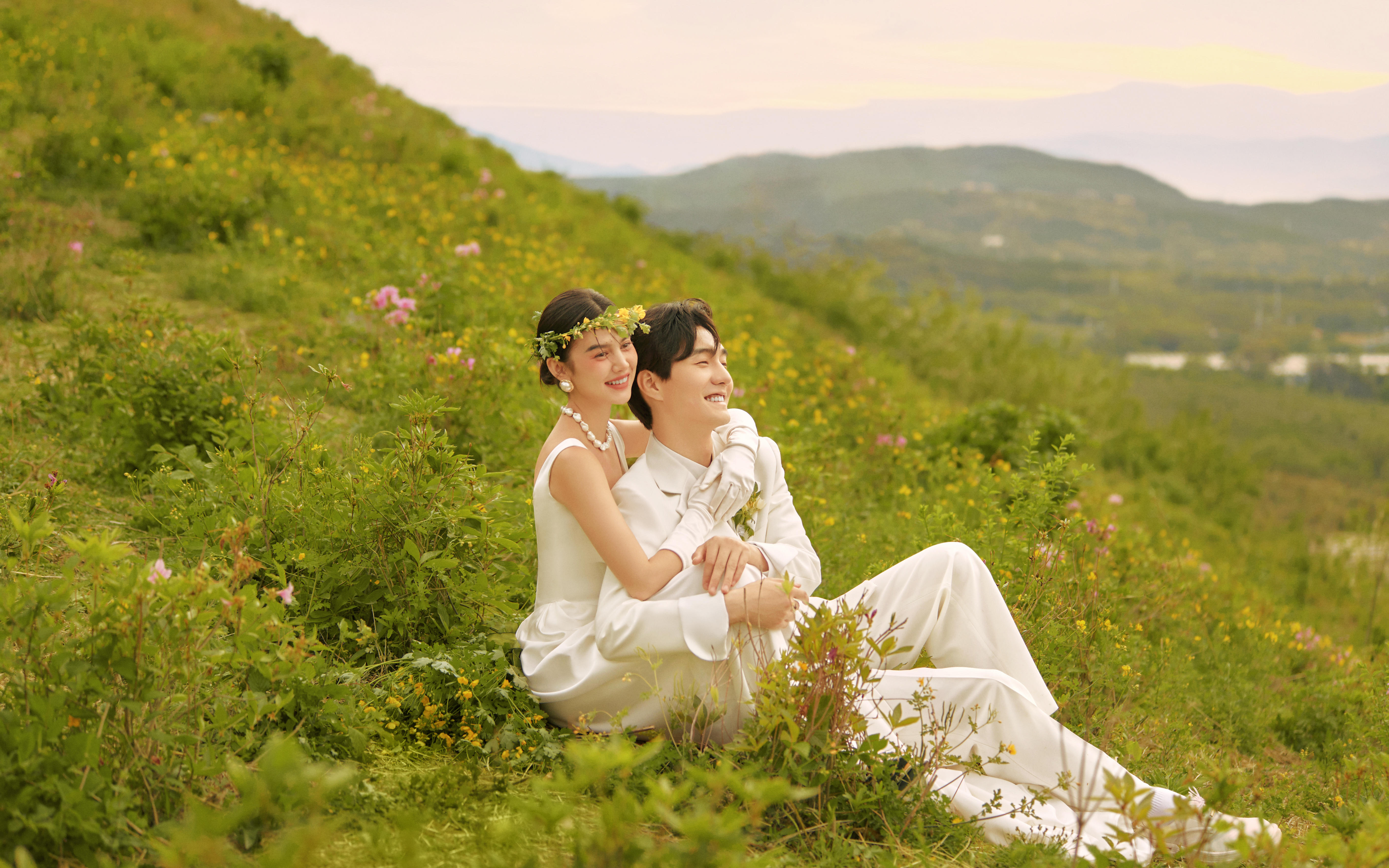 自带滤镜的治愈森系草坪婚纱照，来一场油画感的浪漫