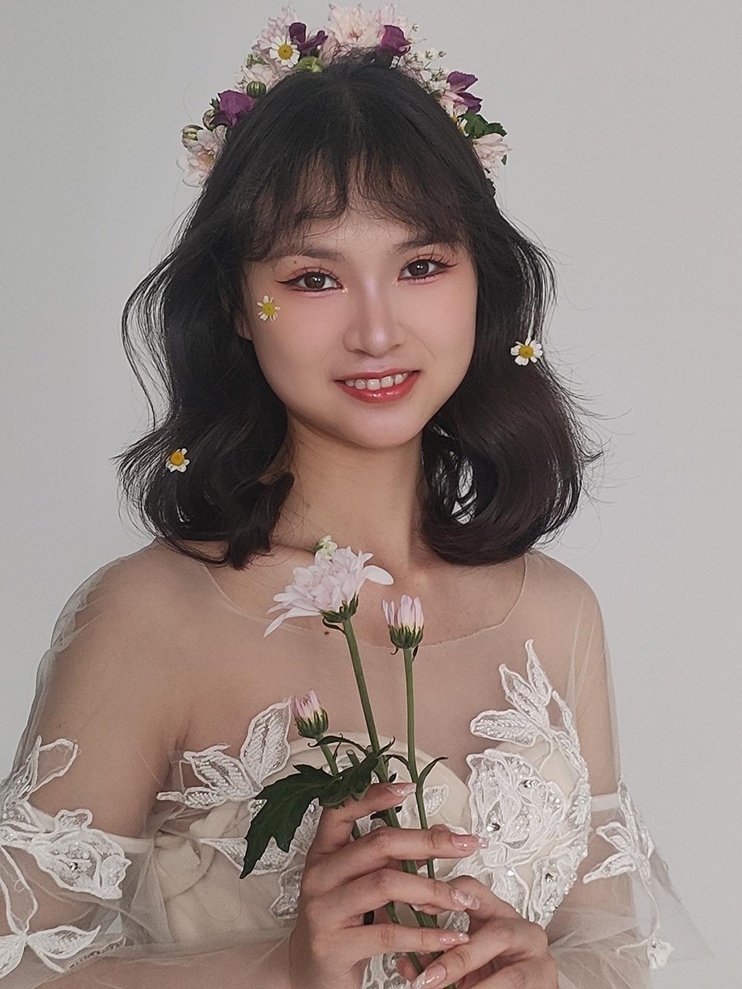 鮮花新娘盤(pán)發(fā)造型