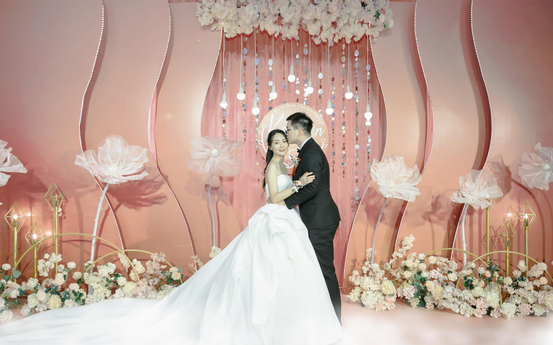 珊瑚粉布置+四大金刚+婚纱礼服+婚车装饰+灯光