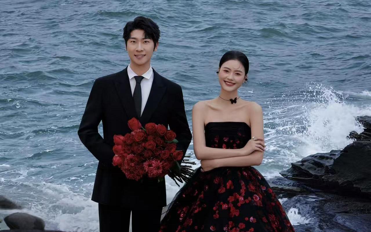 【自由浪漫的海边礁石婚纱照】