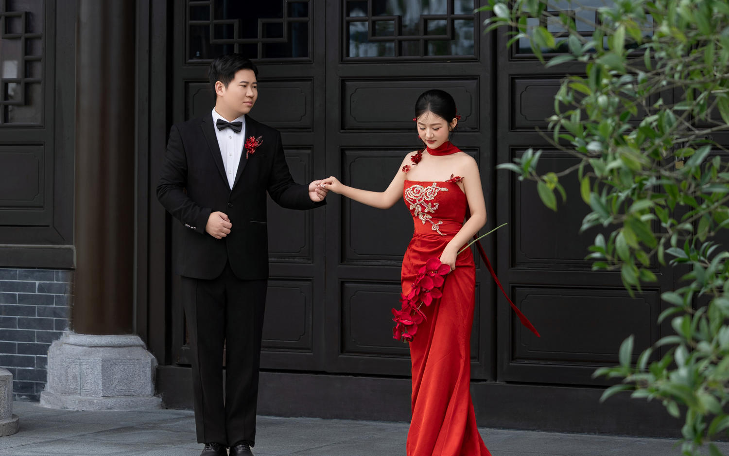 紅裙搖曳生姿 黑西裝溫潤如玉??