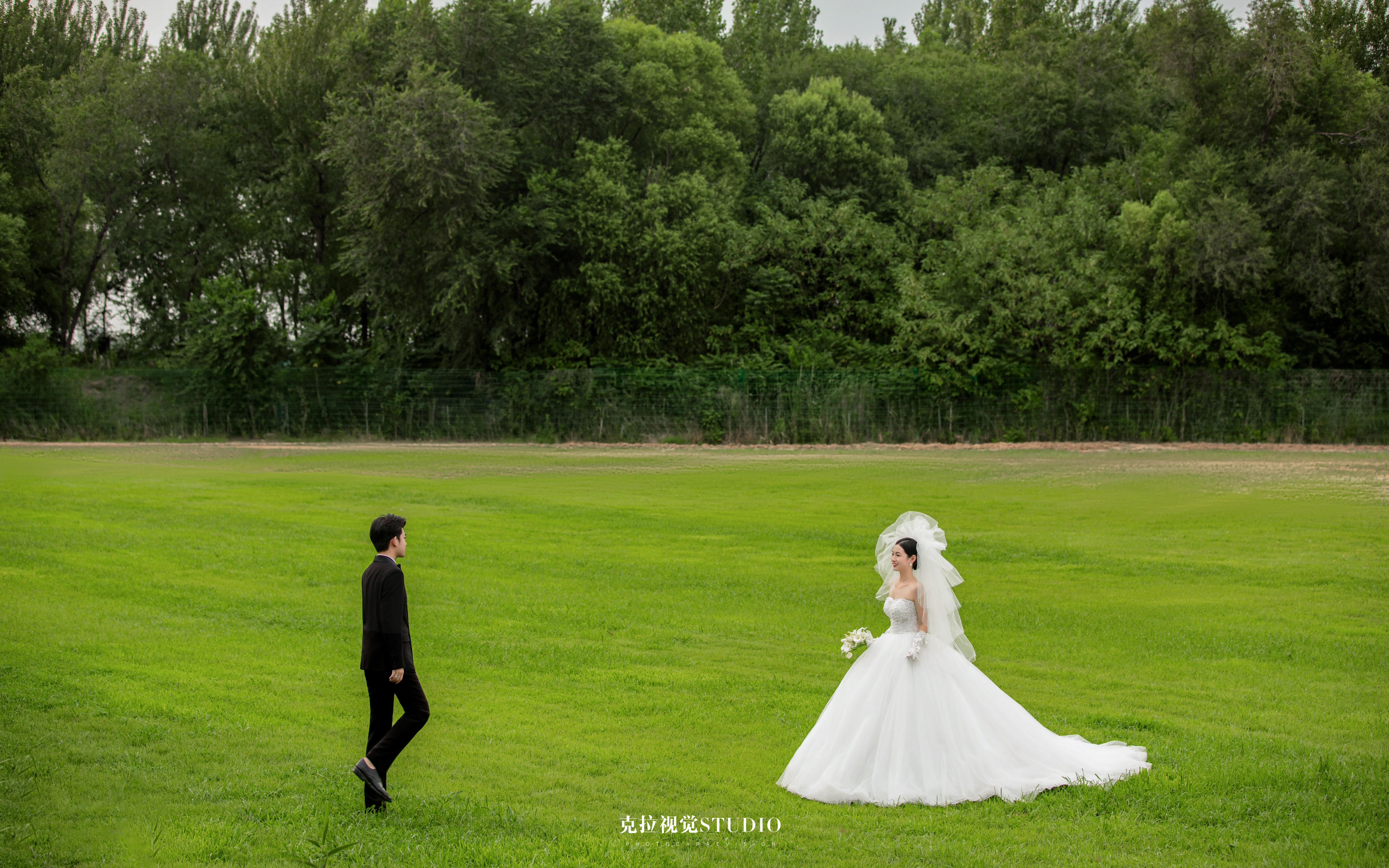 不会让你失望的森系草坪婚纱照