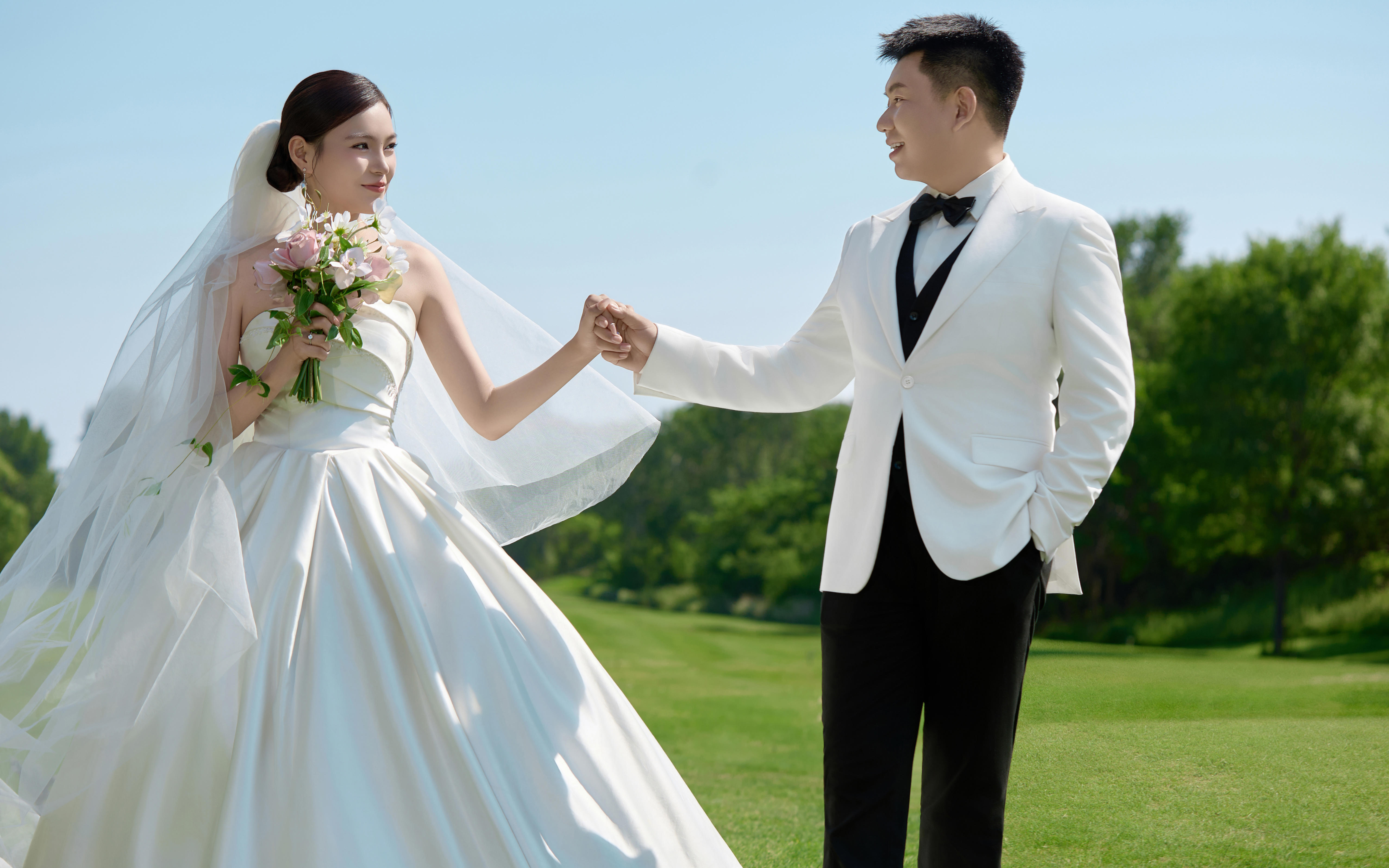 草坪婚紗照/被風(fēng)偷走的浪漫，都藏進(jìn)鏡頭里了