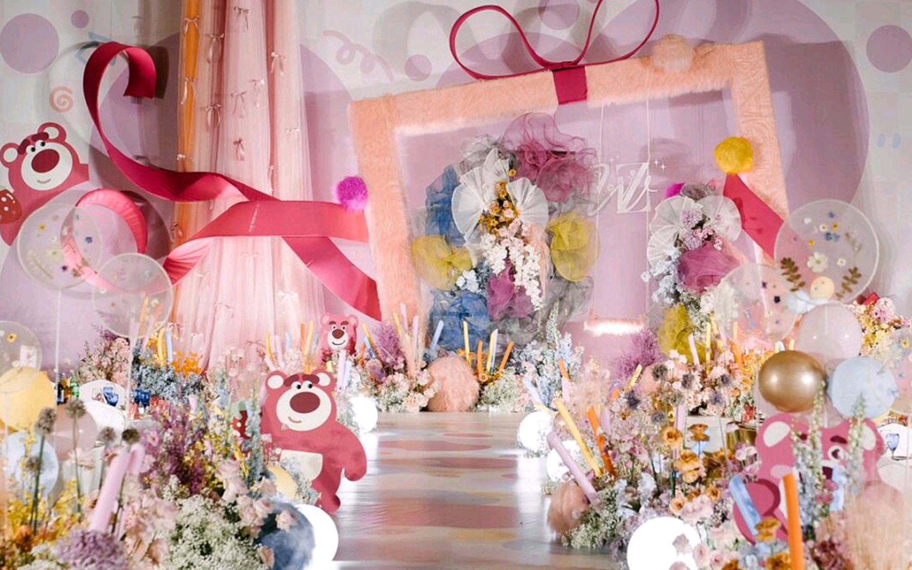 這么可愛(ài)的草莓熊婚禮誰(shuí)會(huì)不愛(ài)??！