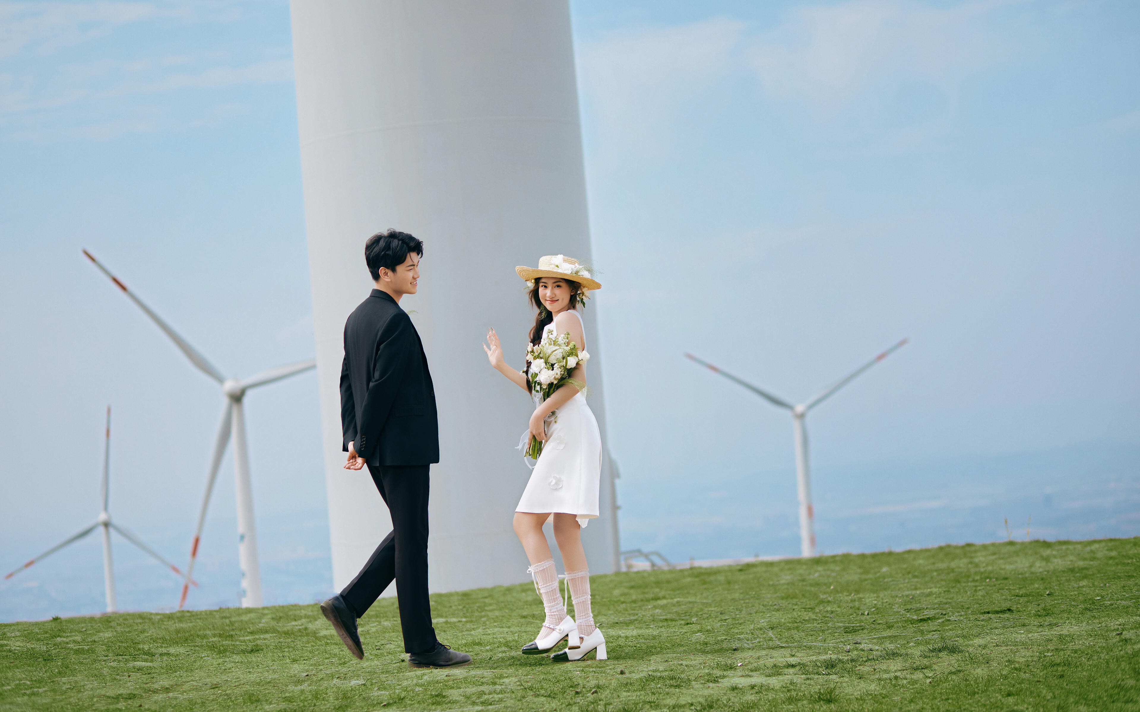 松弛感拉满的草坪风车婚纱照yyds