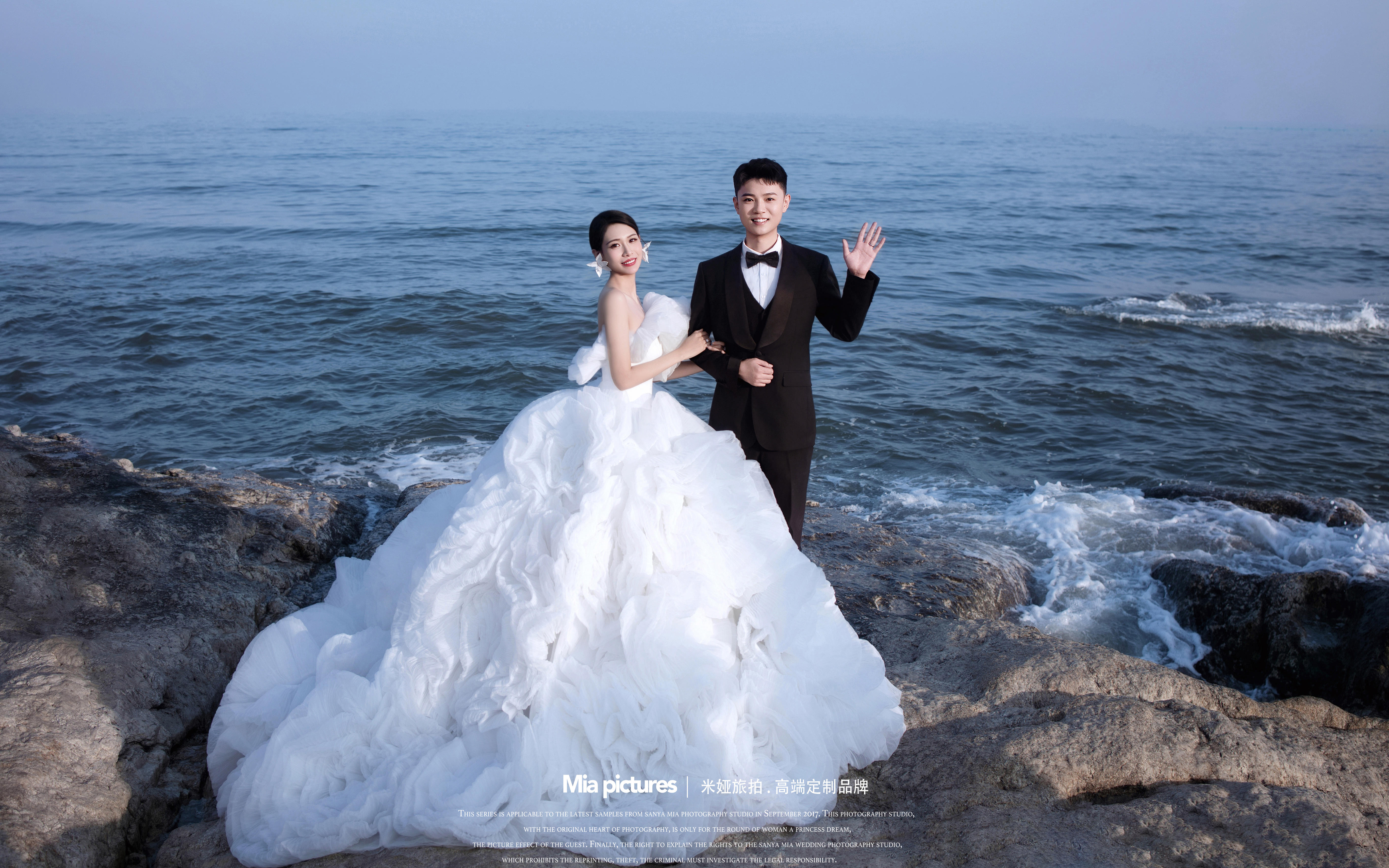 “在礁石上拍婚纱照，海浪见证了我们的爱情💍