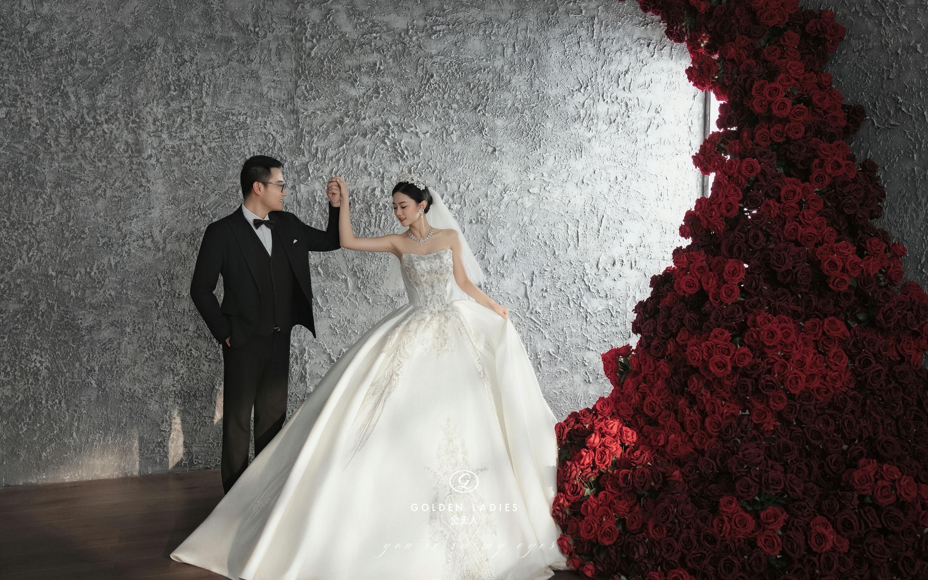 糟糕心动💓玫瑰瀑布婚纱照的冲击力太强了