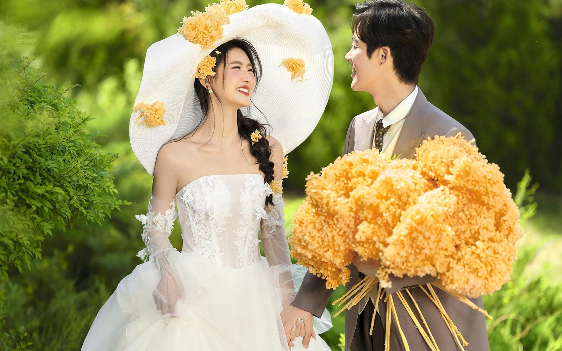 草坪上的浪漫 婚纱照拍成这样也太美了