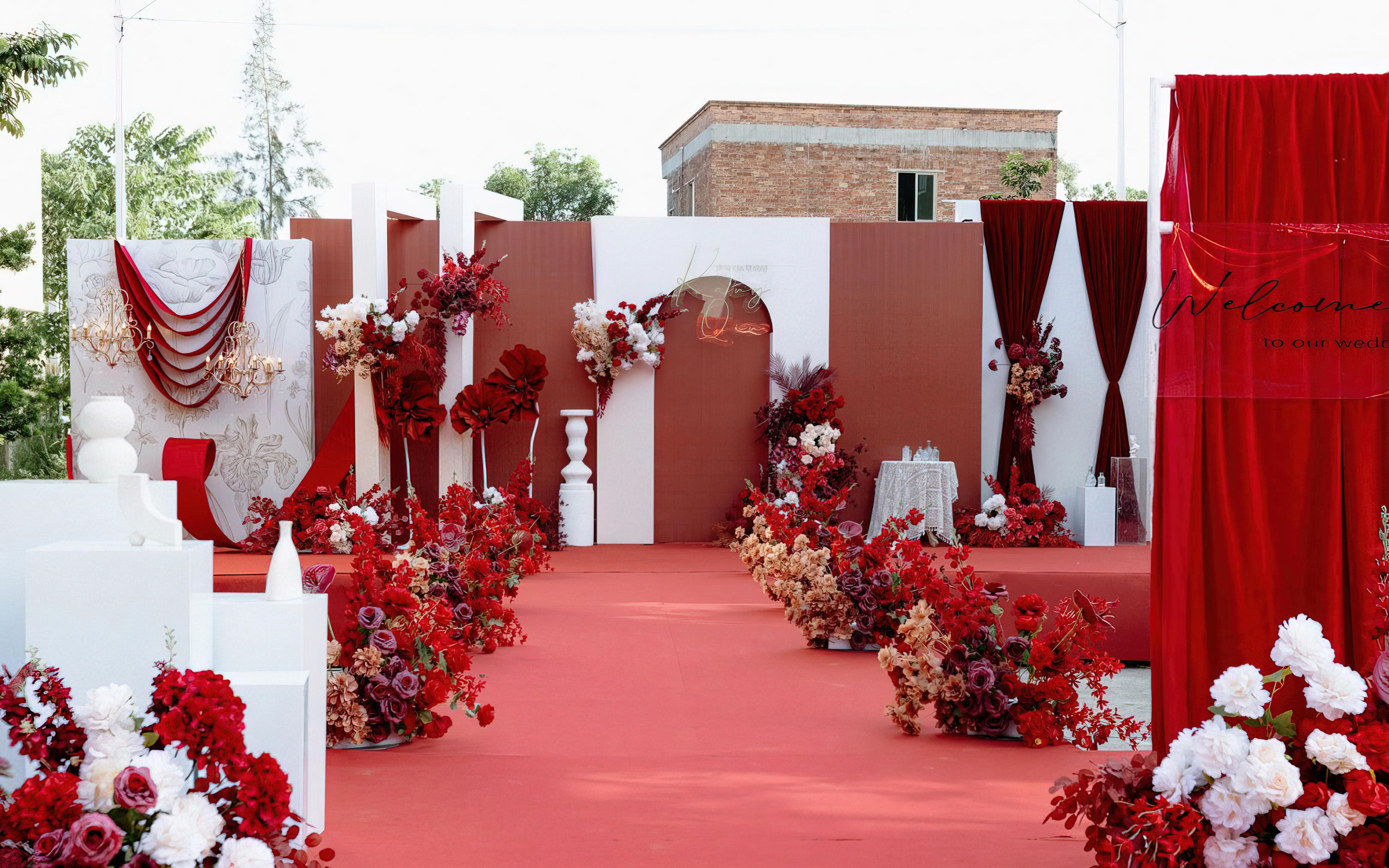 红白色简约风户外婚礼