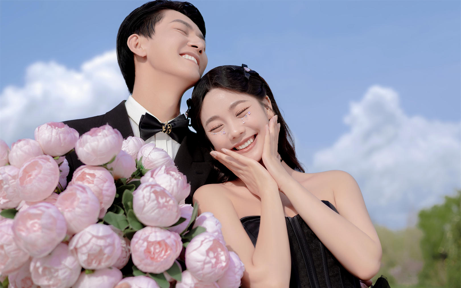 小众黑裙草坪婚纱照