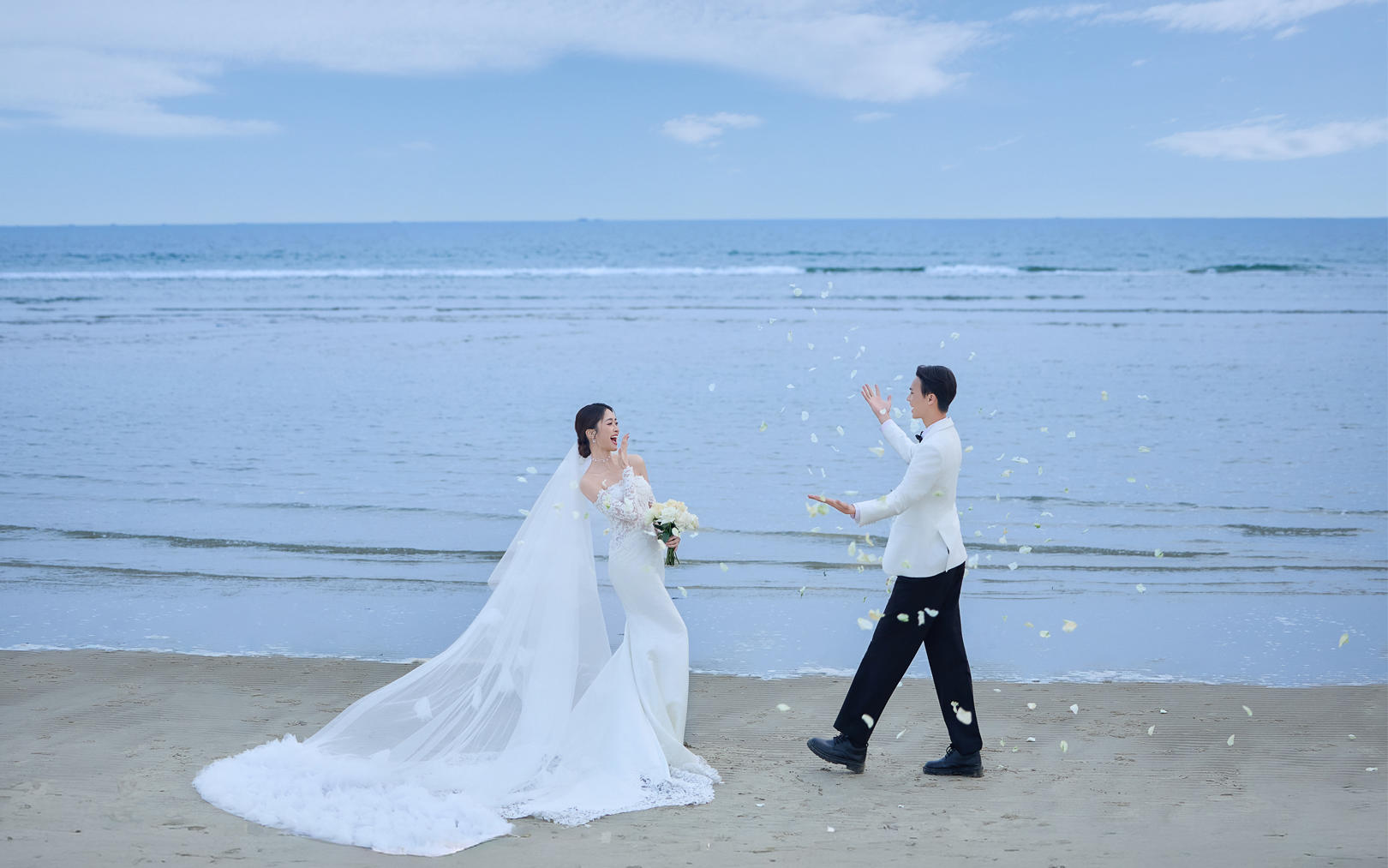 北海沙滩婚纱｜鱼尾婚纱 白色花瓣 这谁能顶得住