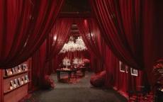 以紅色勾勒婚典場景，沉浸于溫情浪漫之中