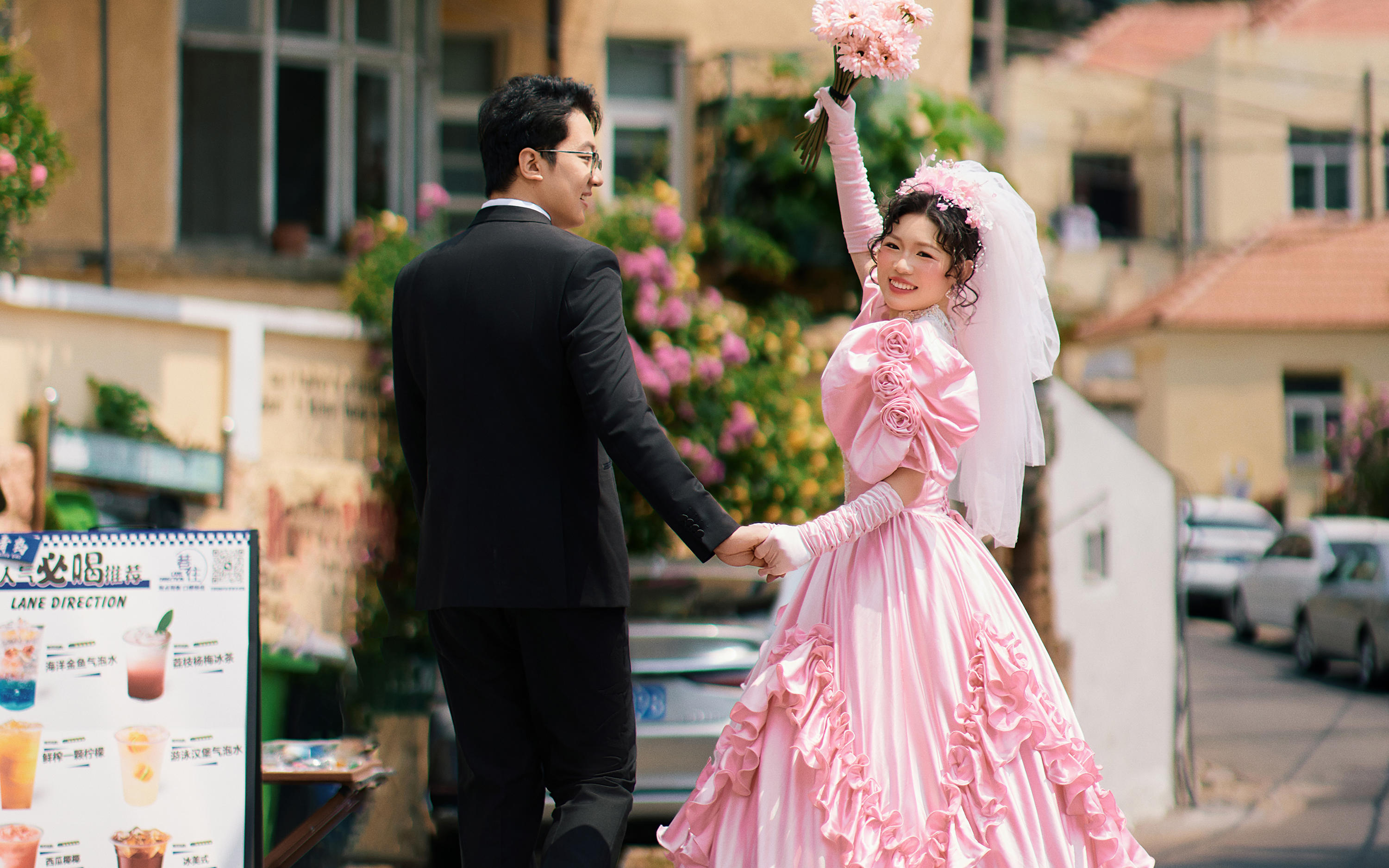 用妈妈的婚纱💐拍了套90年代的怀旧婚纱照~