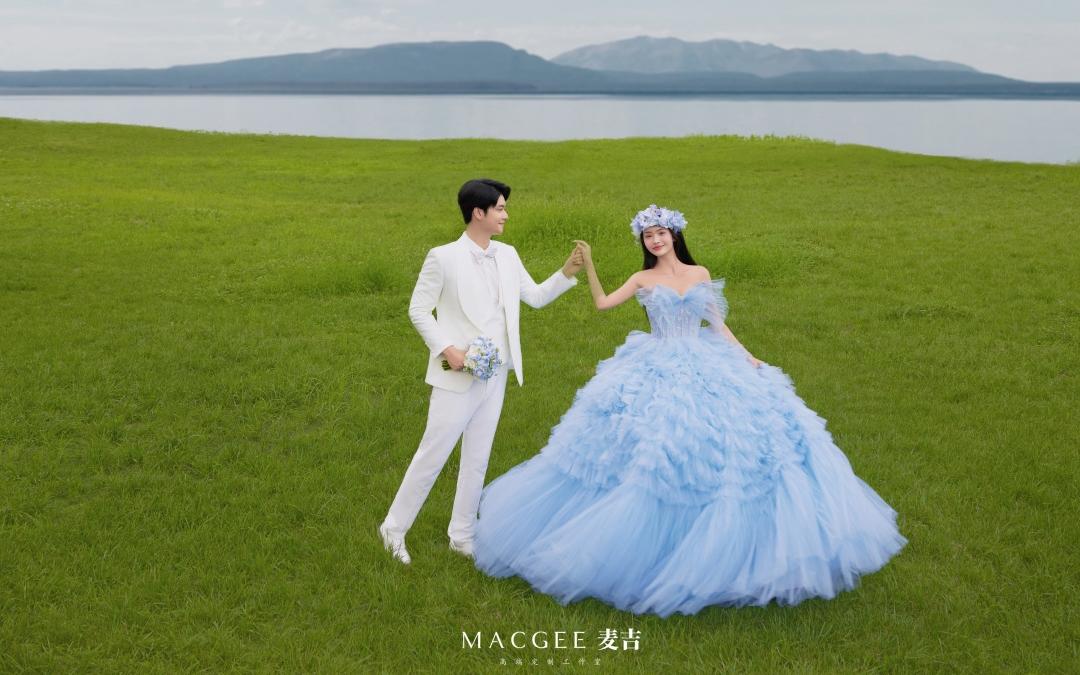 藍(lán)色花神森系草坪婚紗照