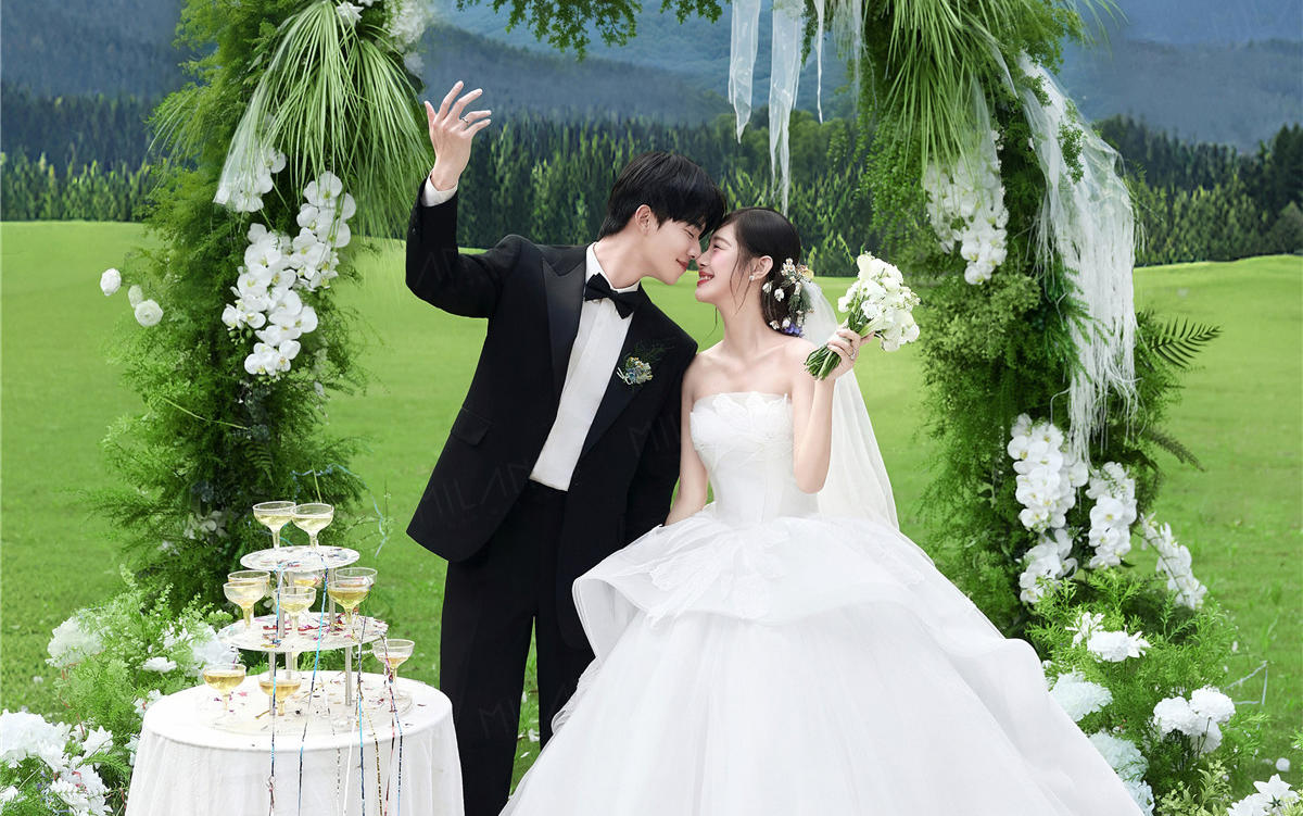 救命！森系草坪婚照把甜蜜焊在镜头里了